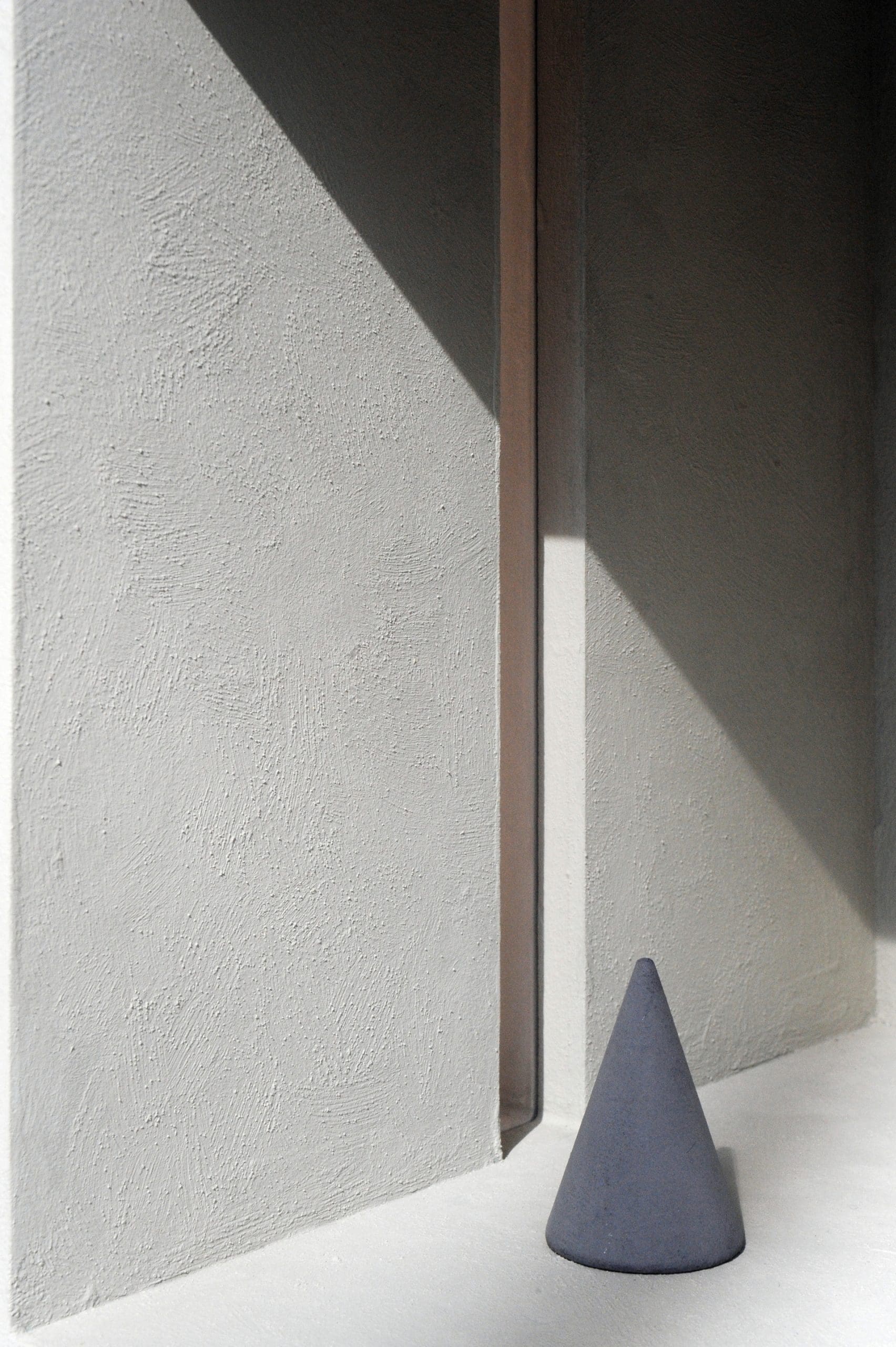 Natural clay finishes for the MATTEOBRIONI stand at CERSAIE 2023 in Bologna. SkinClay powder paint applied to the surfaces of the Doll's house model. Design by Studio Irvine. Photography Lorenzo Carmassi