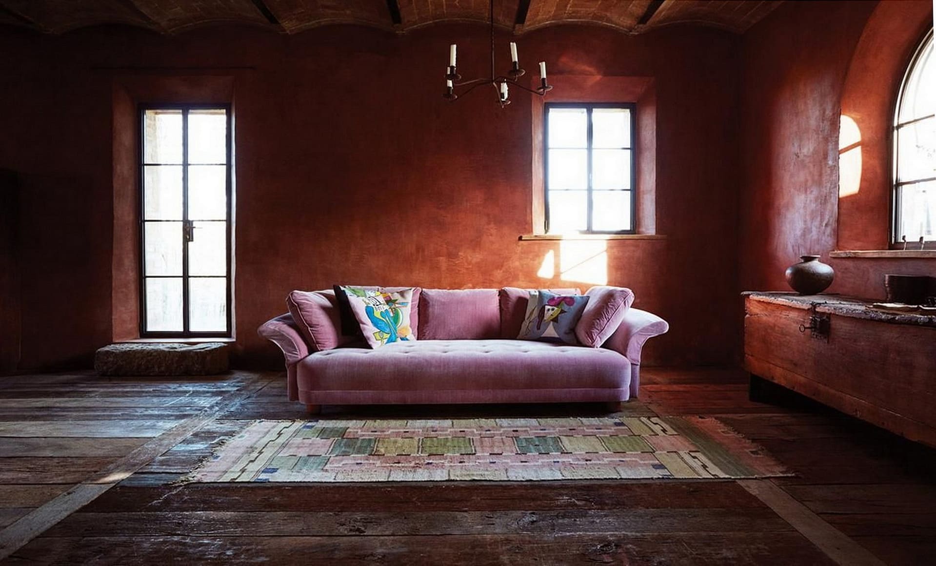 Matteo Brioni's fine-grained clay plaster TerraVista Wabi Melograno (pomegranade) color applied on the walls of a private residence in Pienza, project by Marialaura Rossiello - Studio Irvine, photo by Mikael Jansson