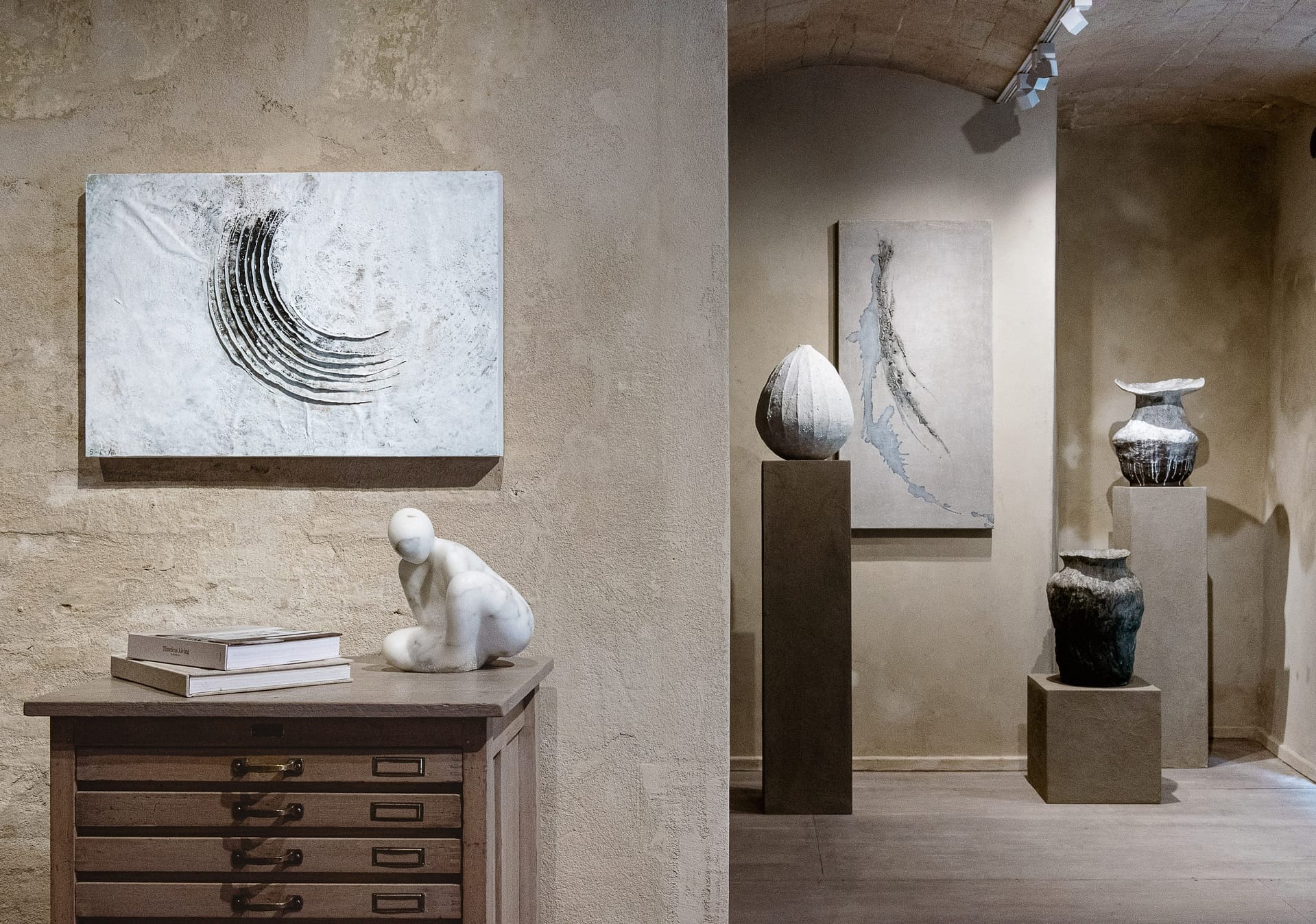 Matteo Brioni's fine-grained clay plaster TerraVista Smooth Panna (cream color) applied on walls in the Kalpa Art Living Gallery of Volterra, project by Olga Niescier, photo by Simone Stanislai
