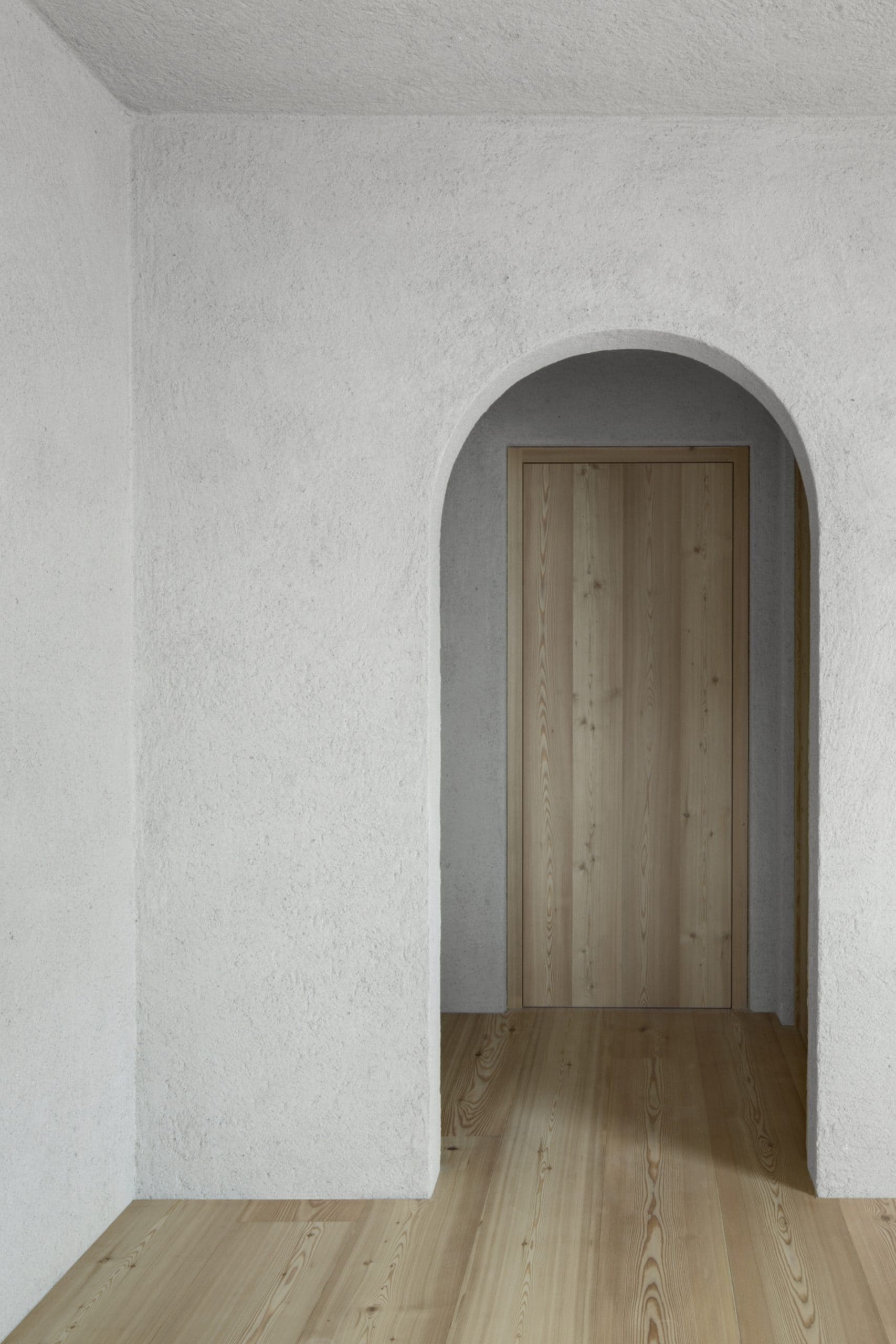 Matteo Brioni's coarse-grained clay plaster MultiTerra Structured Custom color for the walls of a private house in Bolzano by Pedevilla Architects, photo by Josef Gostner