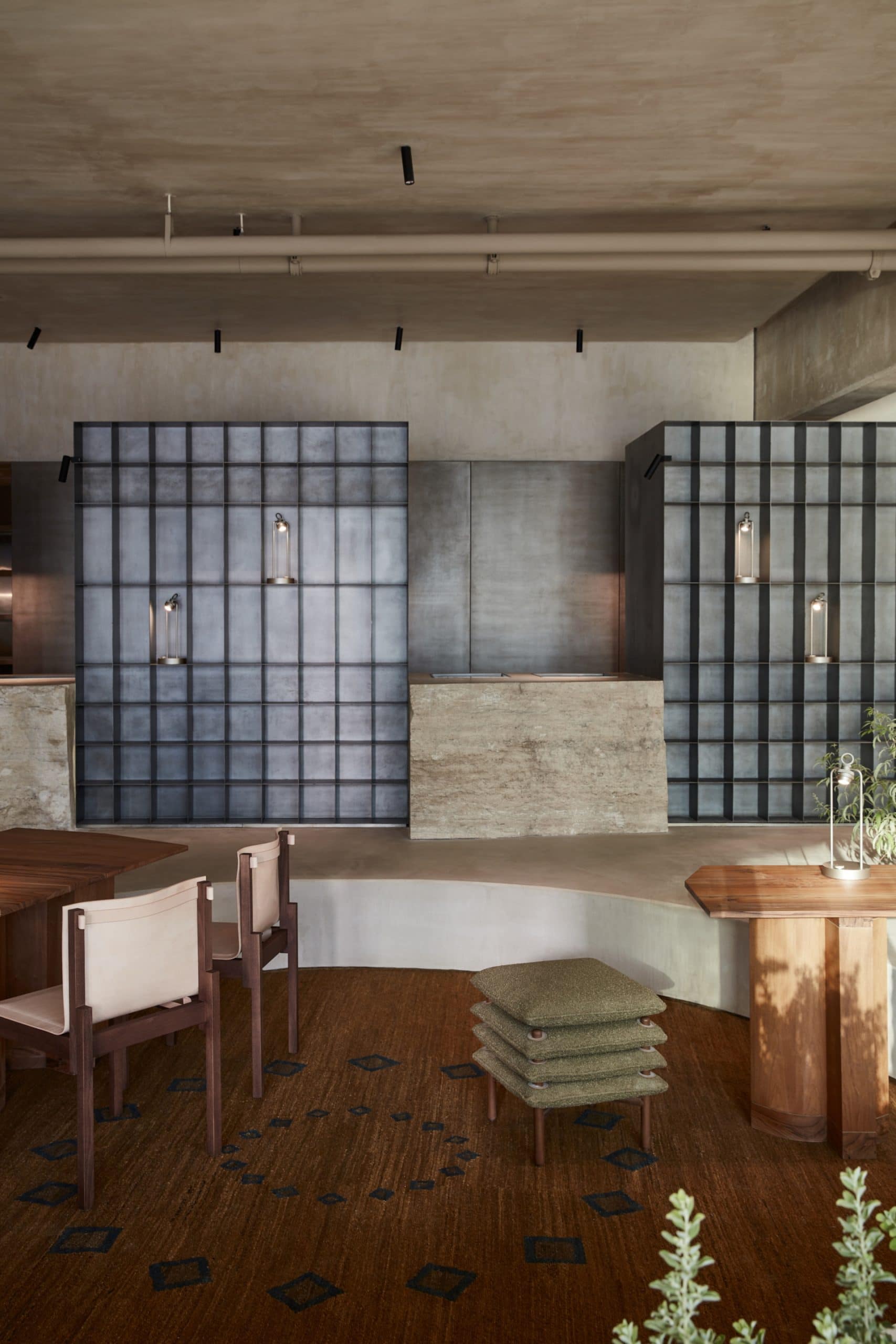 Clay finishing plaster TerraVista Wabi Panna (cream color) applied on walls, columns and ceilings, and Mineral floor finishing TerraTon Floor Structured Panna applied on floors in the Erth restaurant in Abu Dhabi, UAE, by Bone Studio, photo by Oculis Project