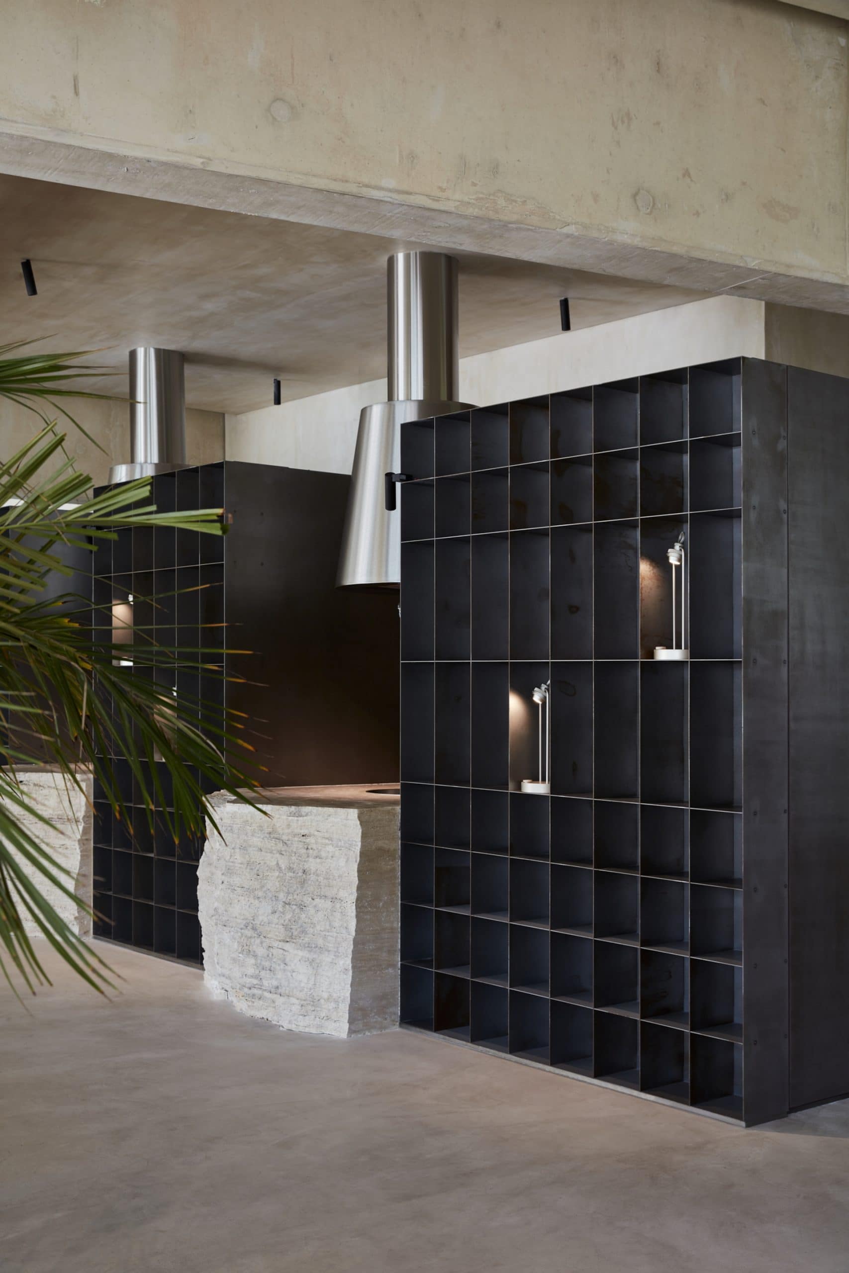 Clay finishing plaster TerraVista Wabi Panna (cream color) applied on walls, columns and ceilings, and Mineral floor finishing TerraTon Floor Structured Panna applied on floors in the Erth restaurant in Abu Dhabi, UAE, by Bone Studio, photo by Oculis Project