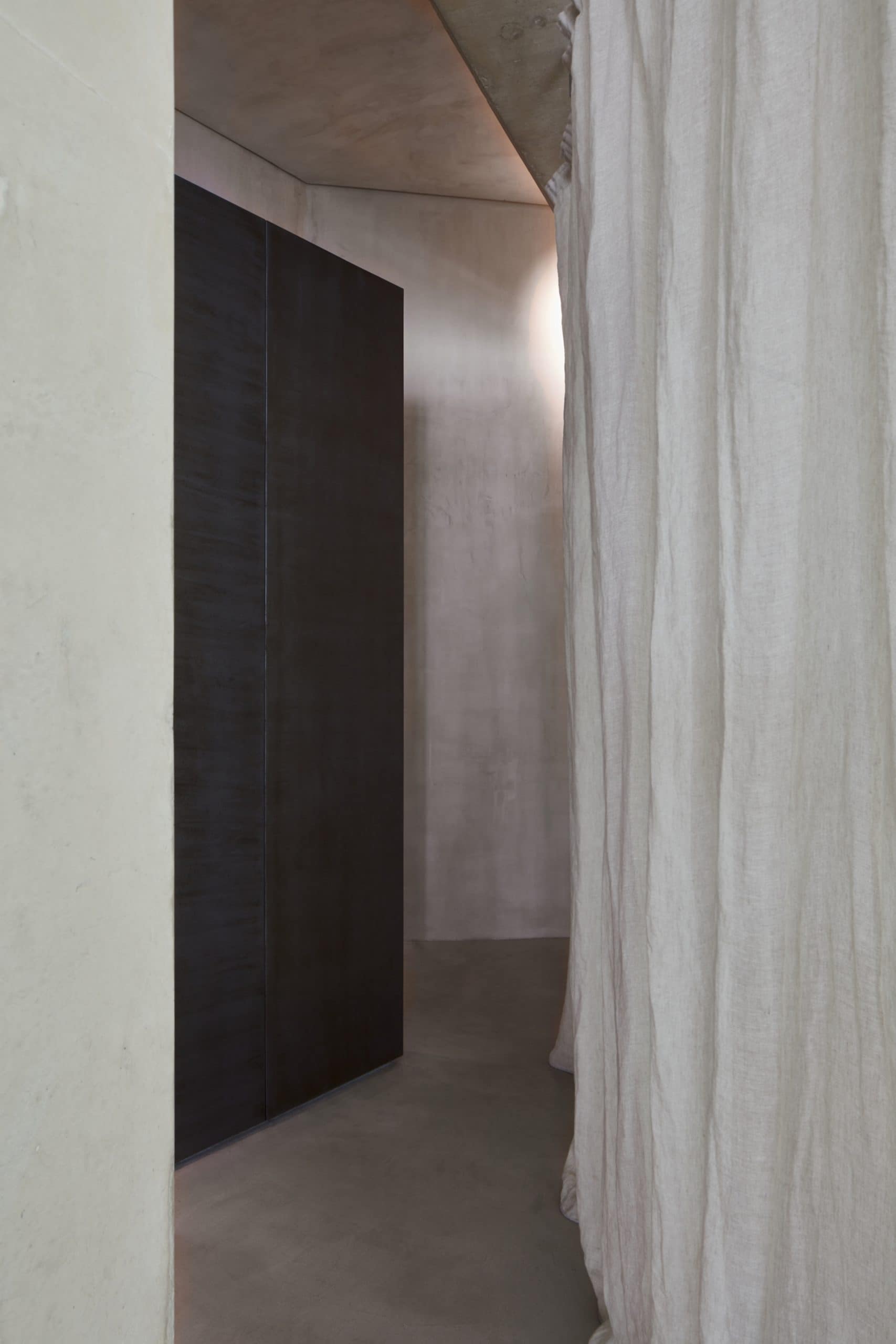 Clay finishing plaster TerraVista Wabi Panna (cream color) applied on walls, columns and ceilings, and Mineral floor finishing TerraTon Floor Structured Panna applied on floors in the Erth restaurant in Abu Dhabi, UAE, by Bone Studio, photo by Oculis Project