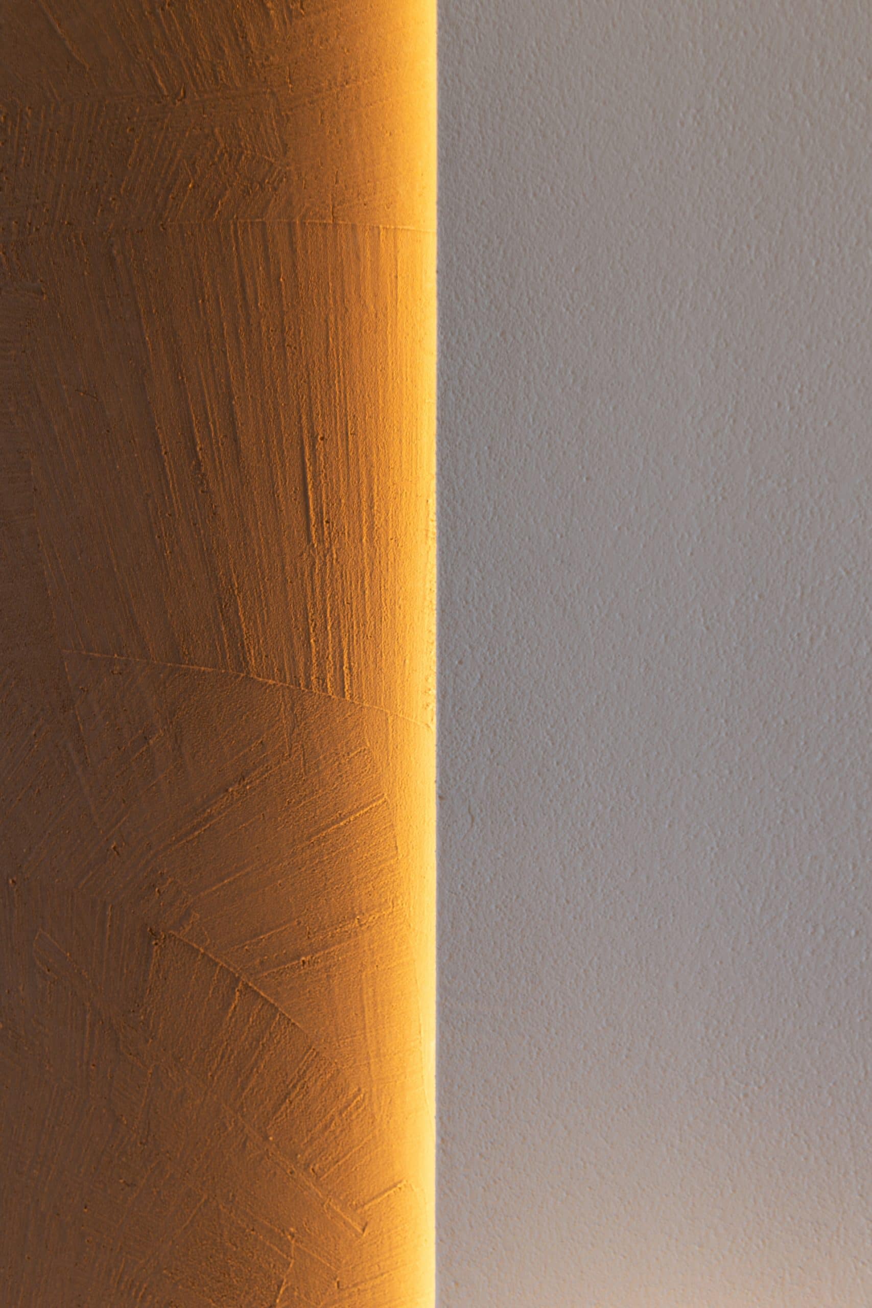 Medium-grained clay plaster TerraVista Structured Senape (mustard) color applied to walls in the Locanda Remare hotel in Cesenatico. Project by Francesco Gasperini, photo by Angelo Ciccolo