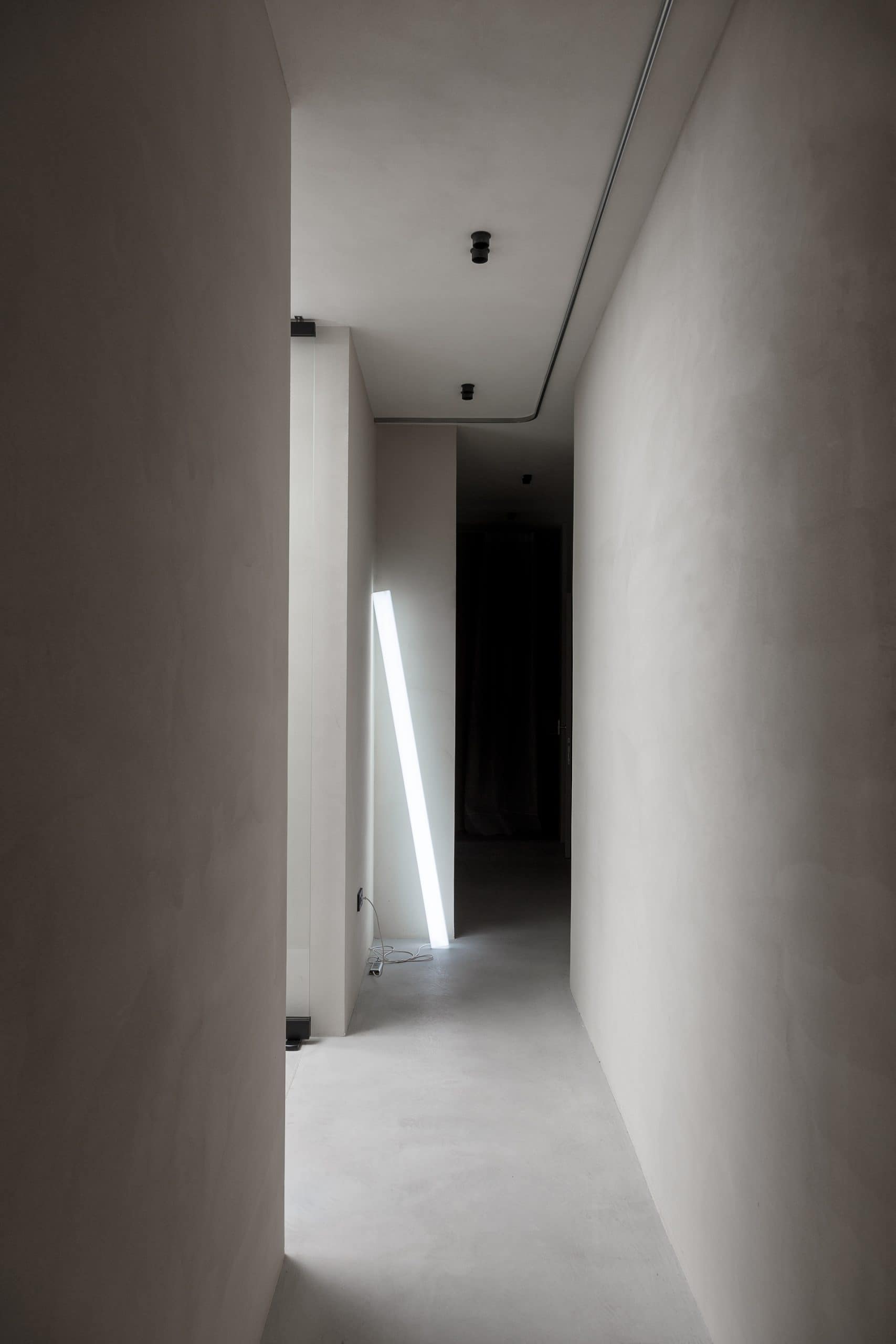 Fine-grained clay plaster TerraVista Smooth Panna (cream color) applied to walls and clay paint TerraSilk Structured Panna applied to ceilings in the new Studio Autori main office in Belgrade, photo by Relja Ivanić