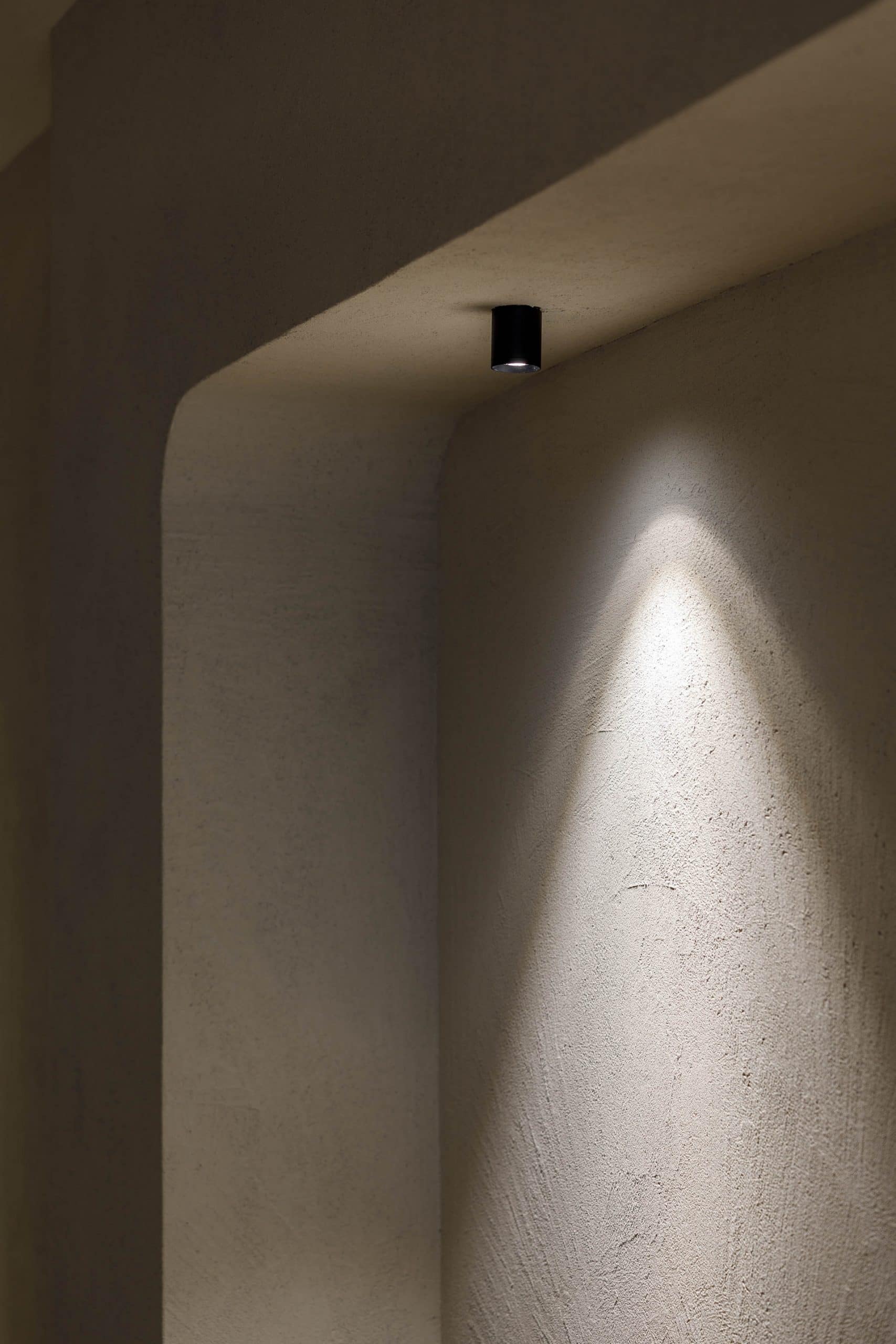 Natural clay finishes for the walls, ceilings and floors of the Alberte Restaurant in Vigo: TerraVista Structured clay finish plaster applied on walls, TerraSilk Structured clay paint on ceilings. All products in Panna (cream) color. Project by Maison Brisset, Photography by Alex Fernandez Photography