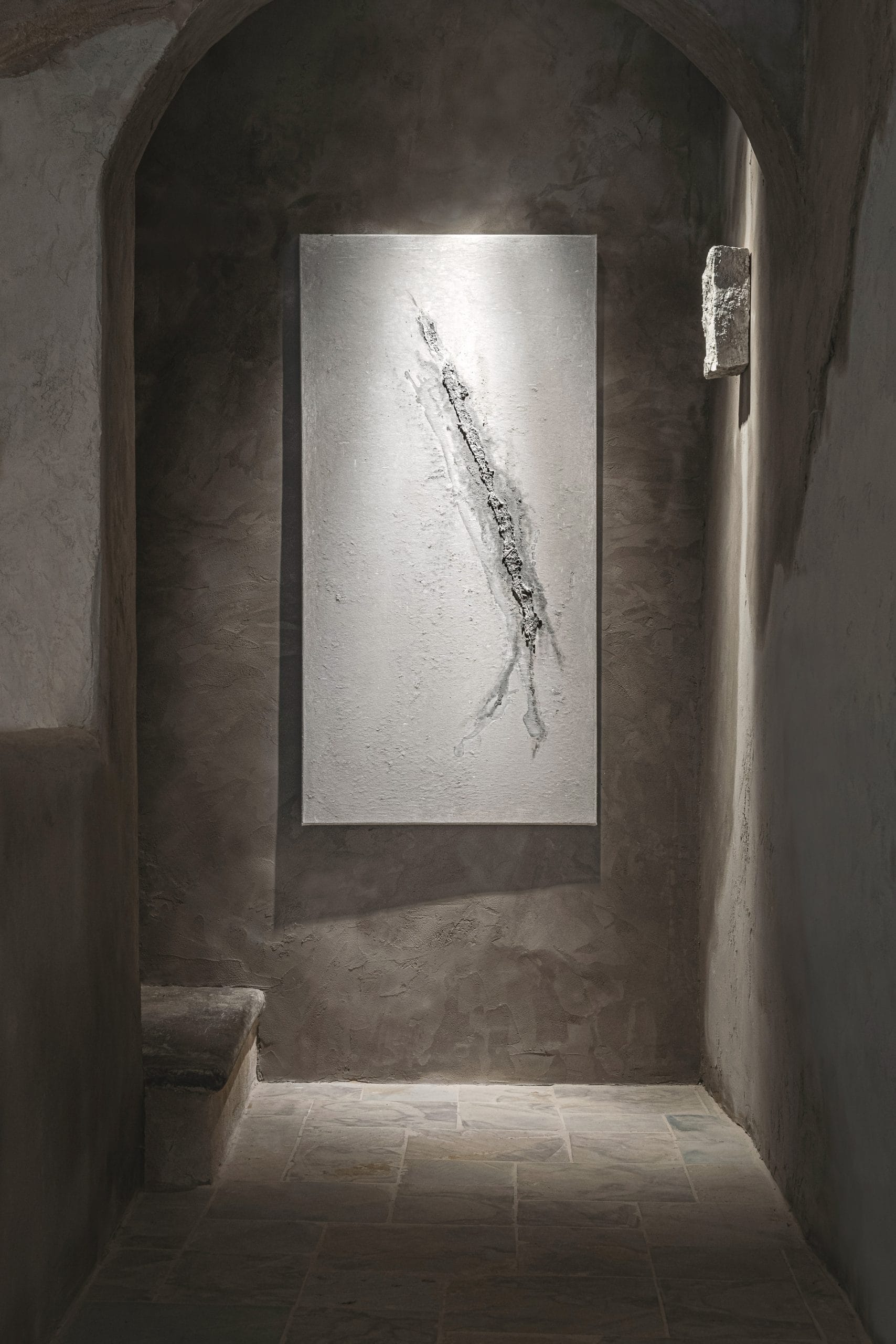 Fine-grained clay finishing plaster TerraVista Smooth Panna (cream) color and coarse-grained raw earth plaster MultiTerra Wabi Polvere and Sale Grigio (dust and gray salt) colors, all applied to the walls of Kalpa Art Gallery in the Bonomini palace in Volterra. Project by Olga Niescier, Photography by Simone Stanislai, courtesy of Kalpa