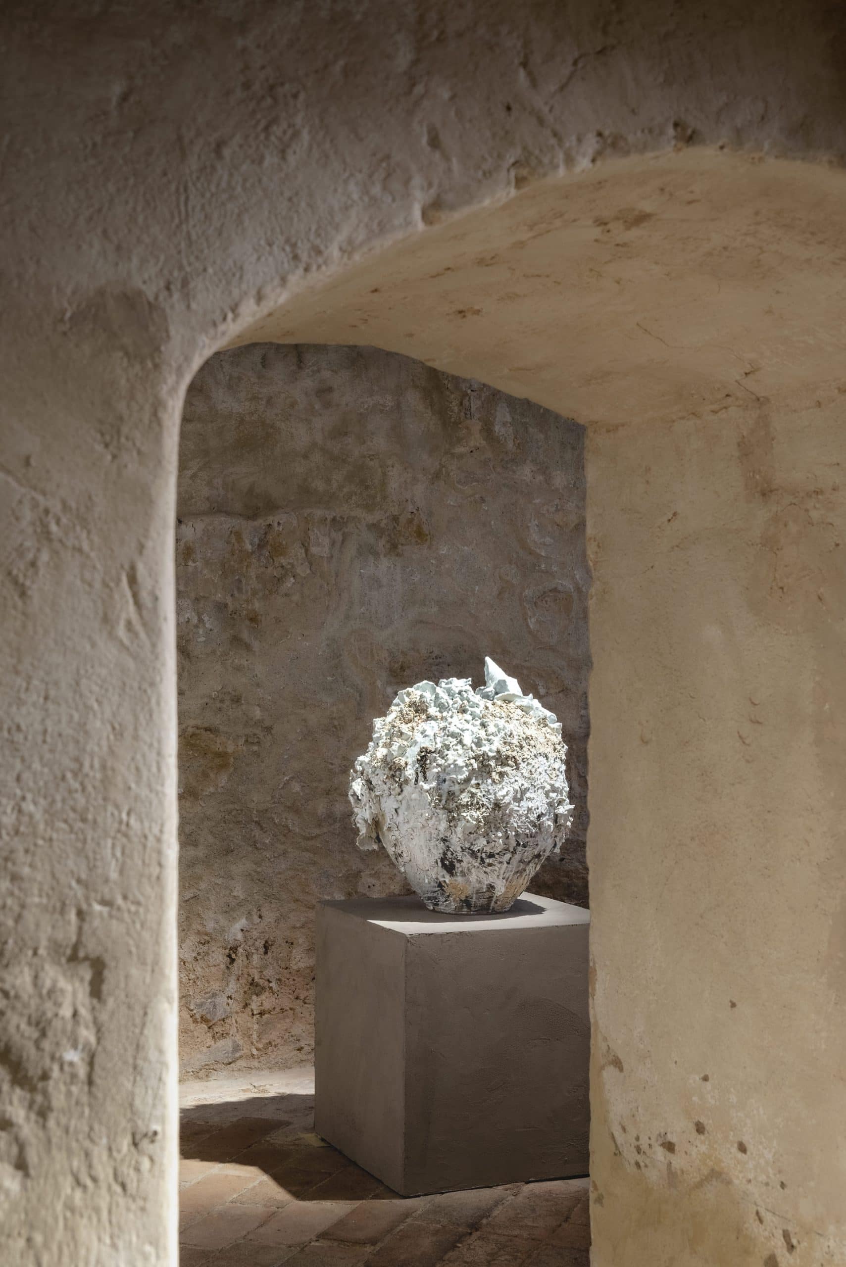 Fine-grained clay finishing plaster TerraVista Smooth Panna (cream) color and coarse-grained raw earth plaster MultiTerra Wabi Polvere and Sale Grigio (dust and gray salt) colors, all applied to the walls of Kalpa Art Gallery in the Bonomini palace in Volterra. Project by Olga Niescier, Photography by Simone Stanislai, courtesy of Kalpa
