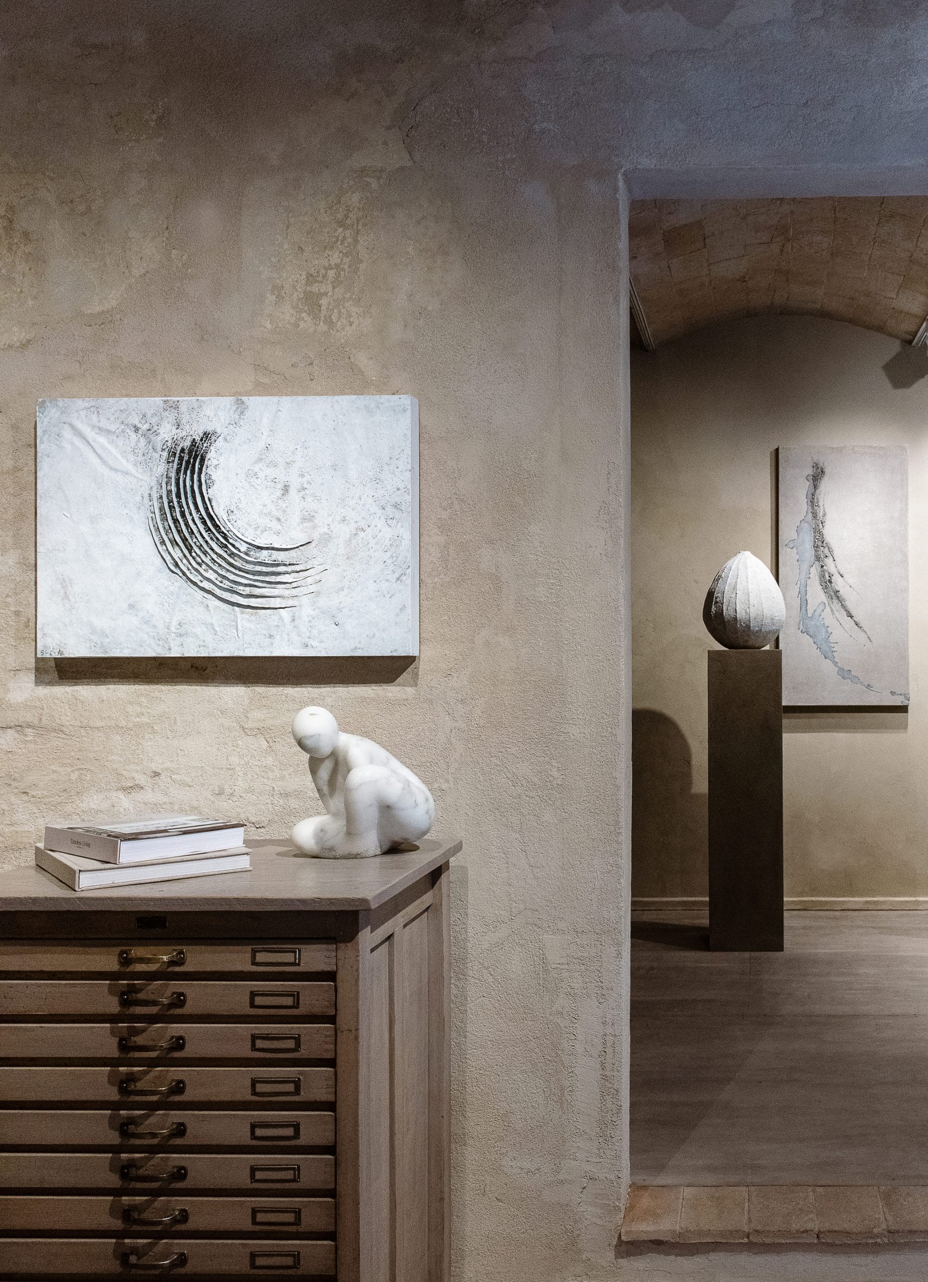 Fine-grained clay finishing plaster TerraVista Smooth Panna (cream) color and coarse-grained raw earth plaster MultiTerra Wabi Polvere and Sale Grigio (dust and gray salt) colors, all applied to the walls of Kalpa Art Gallery in the Bonomini palace in Volterra. Project by Olga Niescier, Photography by Simone Stanislai, courtesy of Kalpa