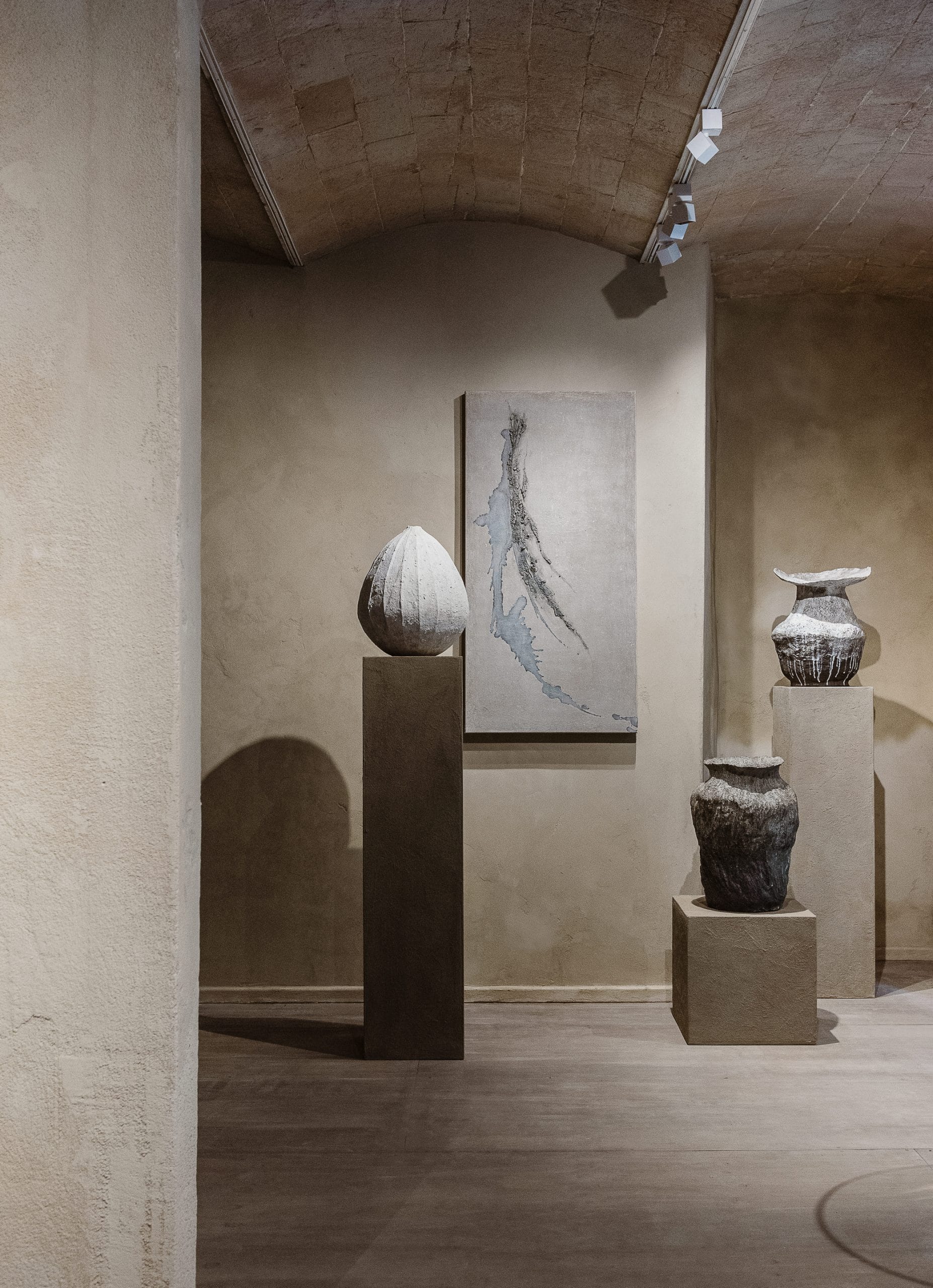 Fine-grained clay finishing plaster TerraVista Smooth Panna (cream) color and coarse-grained raw earth plaster MultiTerra Wabi Polvere and Sale Grigio (dust and gray salt) colors, all applied to the walls of Kalpa Art Gallery in the Bonomini palace in Volterra. Project by Olga Niescier, Photography by Simone Stanislai, courtesy of Kalpa