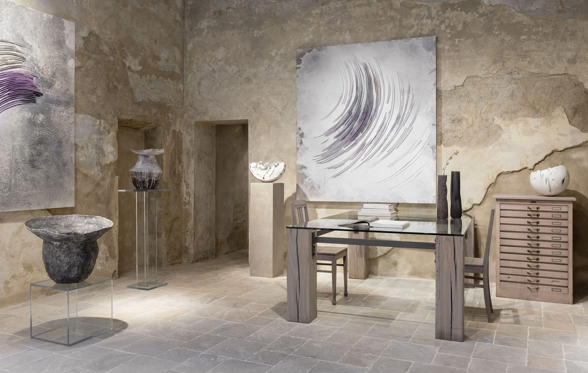 Fine-grained clay finishing plaster TerraVista Smooth Panna (cream) color and coarse-grained raw earth plaster MultiTerra Wabi Polvere and Sale Grigio (dust and gray salt) colors, all applied to the walls of Kalpa Art Gallery in the Bonomini palace in Volterra. Project by Olga Niescier, Photography by Simone Stanislai, courtesy of Kalpa