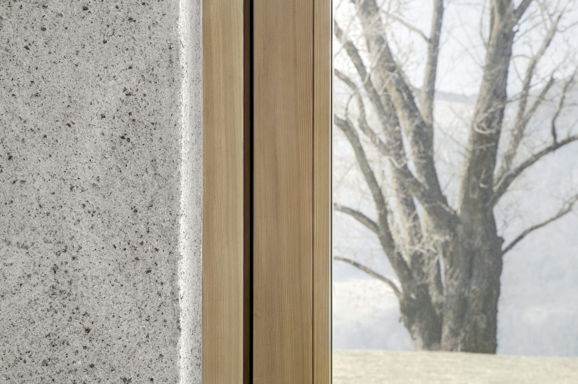 Matteo Brioni's coarse-grained clay plaster MultiTerra Structured Custom color for the walls of a private house in Bolzano by Pedevilla Architects, photo by Josef Gostner