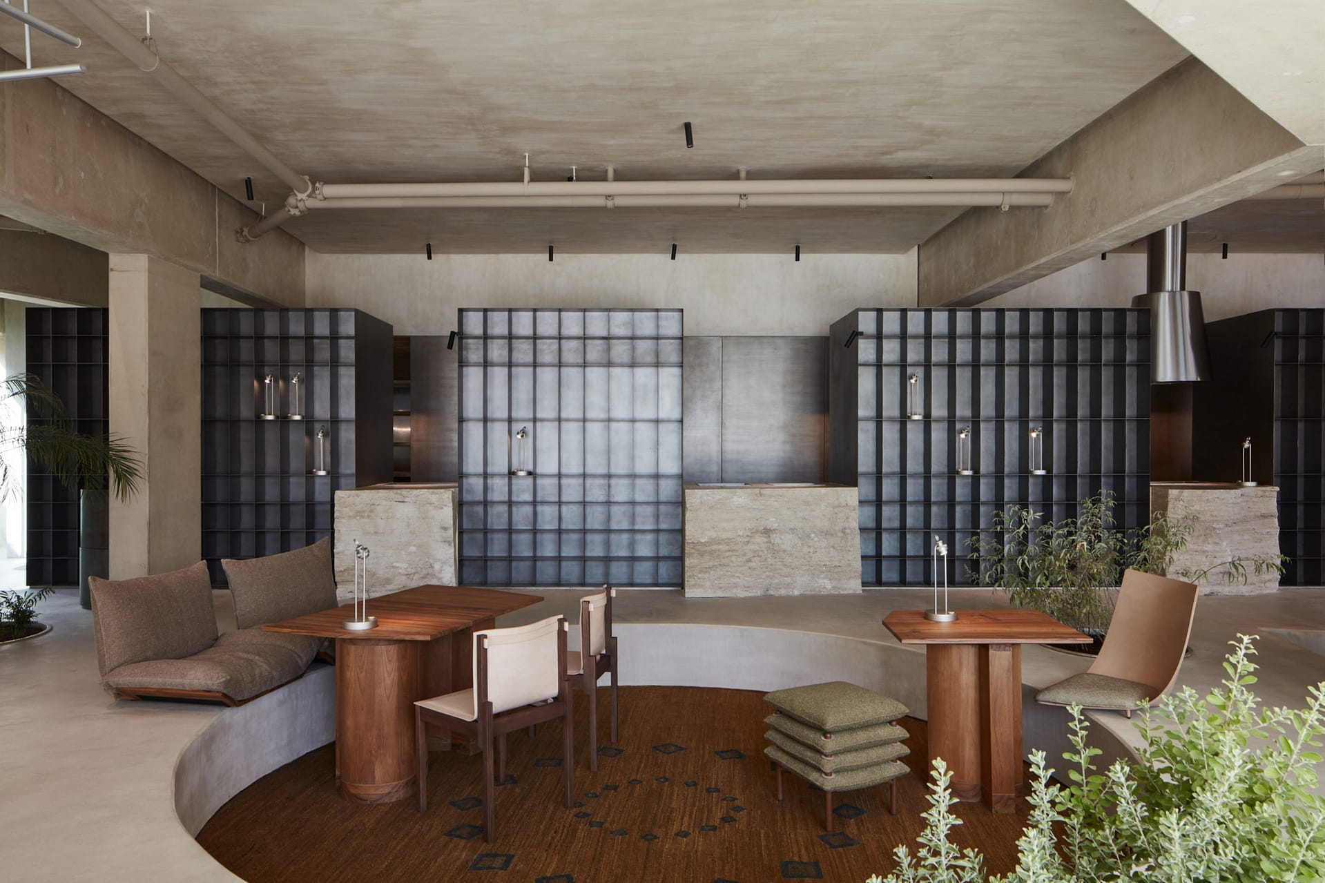 Clay finishing plaster TerraVista Wabi Panna (cream color) applied on walls, columns and ceilings, and Mineral floor finishing TerraTon Floor Structured Panna applied on floors in the Erth restaurant in Abu Dhabi, UAE, by Bone Studio, photo by Oculis Project