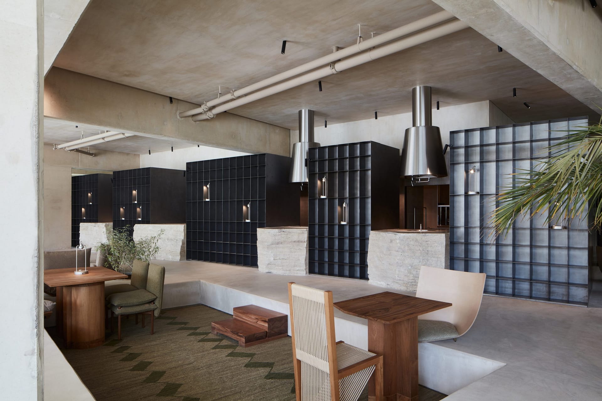 Clay finishing plaster TerraVista Wabi Panna (cream color) applied on walls, columns and ceilings, and Mineral floor finishing TerraTon Floor Structured Panna applied on floors in the Erth restaurant in Abu Dhabi, UAE, by Bone Studio, photo by Oculis Project