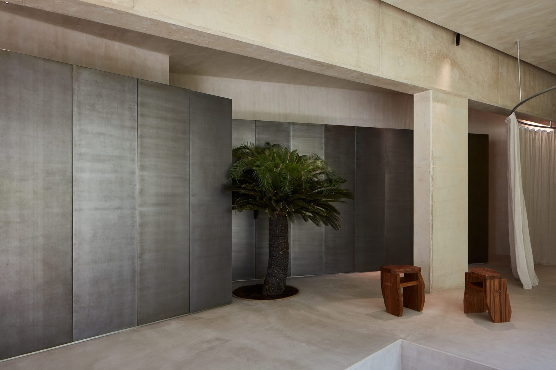 Clay finishing plaster TerraVista Wabi Panna (cream color) applied on walls, columns and ceilings, and Mineral floor finishing TerraTon Floor Structured Panna applied on floors in the Erth restaurant in Abu Dhabi, UAE, by Bone Studio, photo by Oculis Project