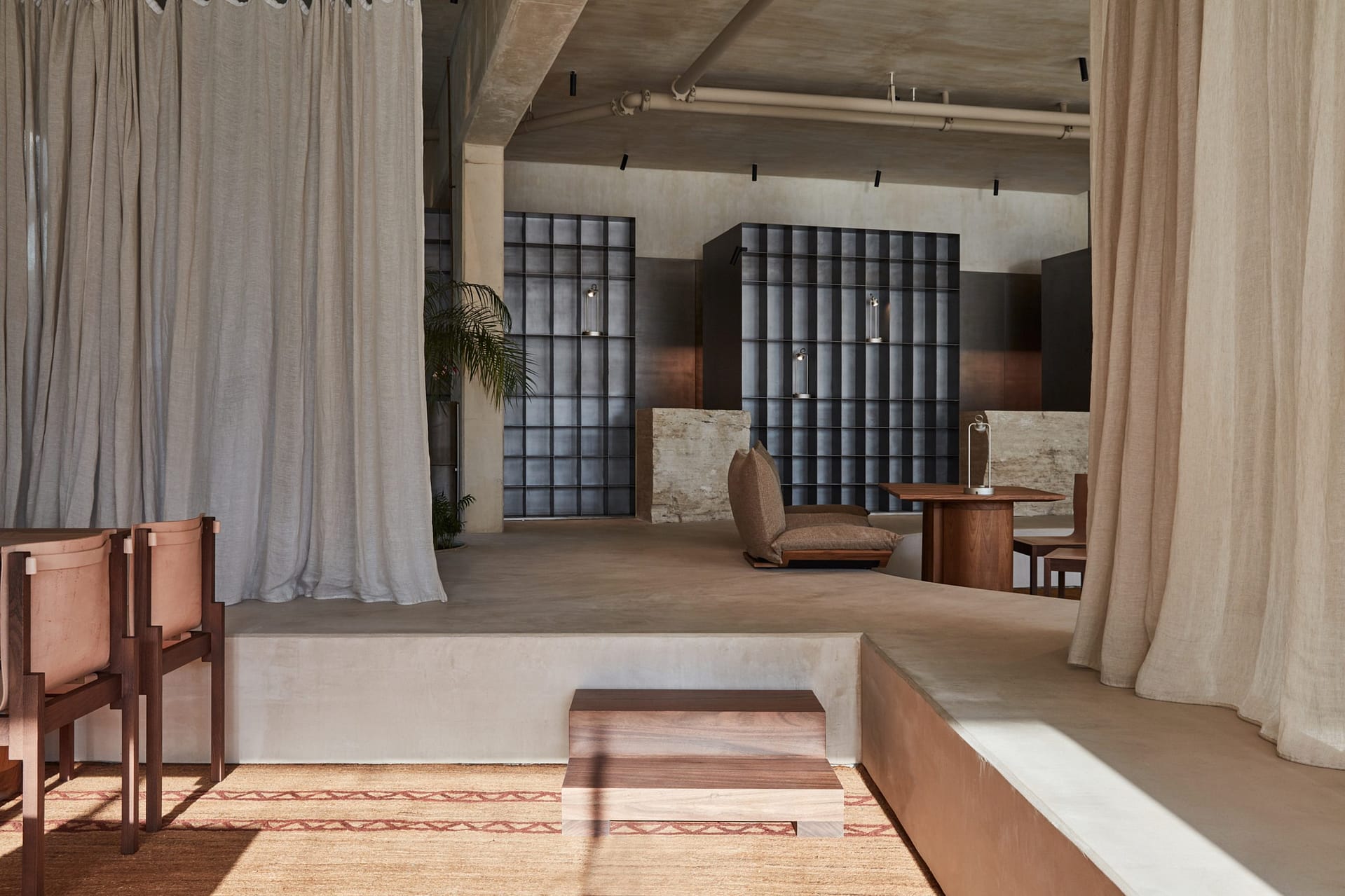 Clay finishing plaster TerraVista Wabi Panna (cream color) applied on walls, columns and ceilings, and Mineral floor finishing TerraTon Floor Structured Panna applied on floors in the Erth restaurant in Abu Dhabi, UAE, by Bone Studio, photo by Oculis Project