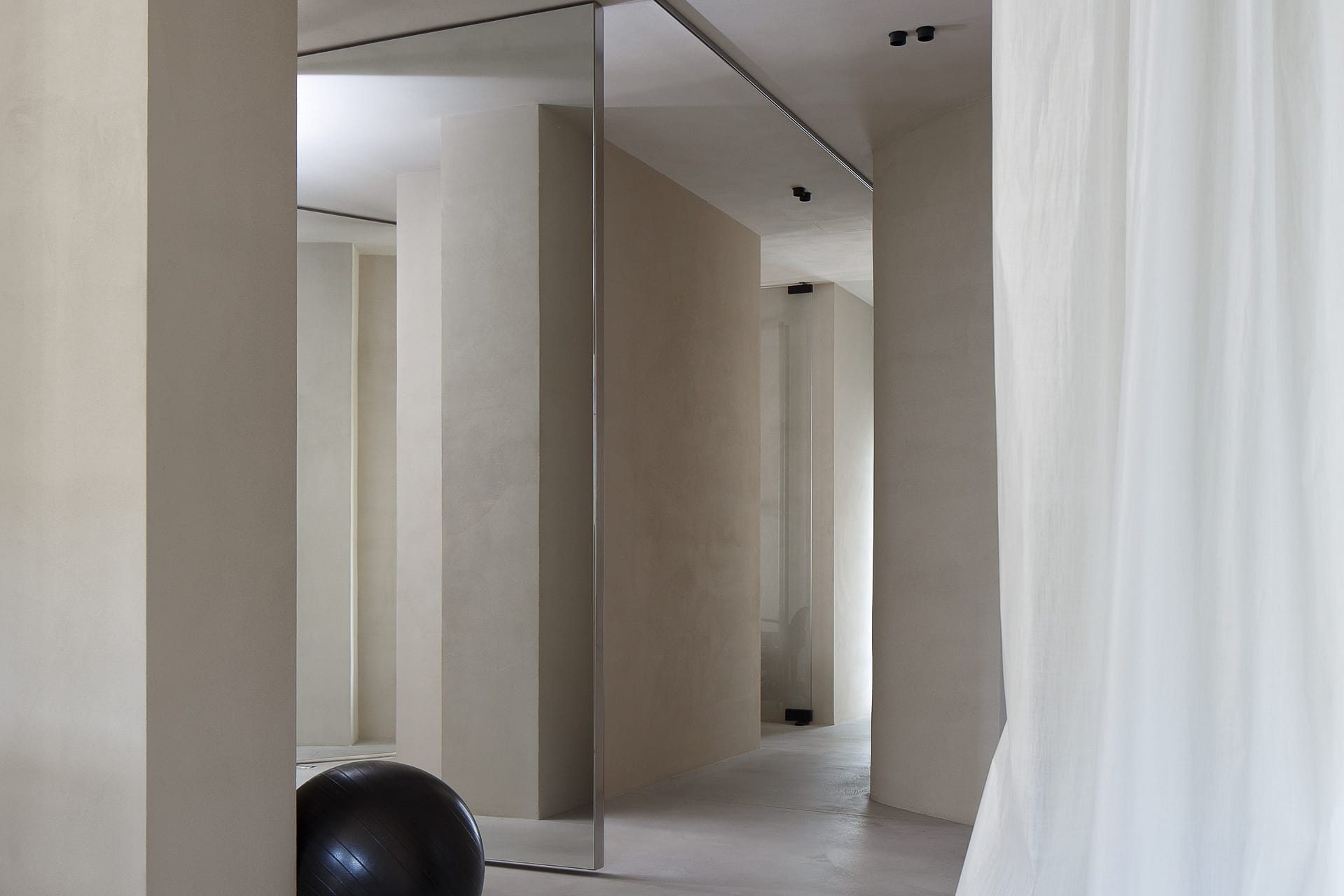 Fine-grained clay plaster TerraVista Smooth Panna (cream color) applied to walls and clay paint TerraSilk Structured Panna applied to ceilings in the new Studio Autori main office in Belgrade, photo by Relja Ivanić