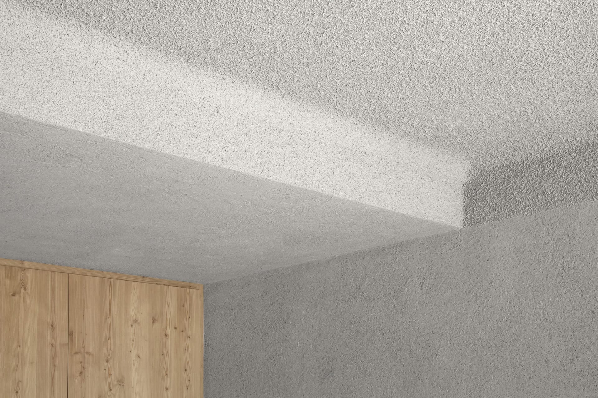 Matteo Brioni's coarse-grained clay plaster MultiTerra Structured Custom color for the walls of a private house in Bolzano by Pedevilla Architects, photo by Josef Gostner