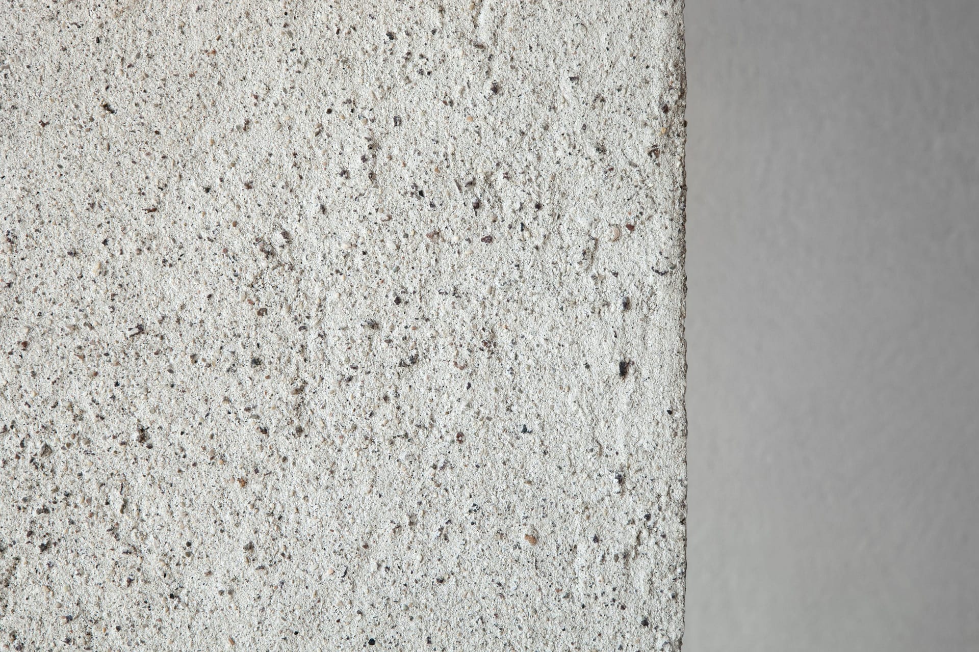 Matteo Brioni's coarse-grained clay plaster MultiTerra Structured Custom color for the walls of a private house in Bolzano by Pedevilla Architects, photo by Josef Gostner
