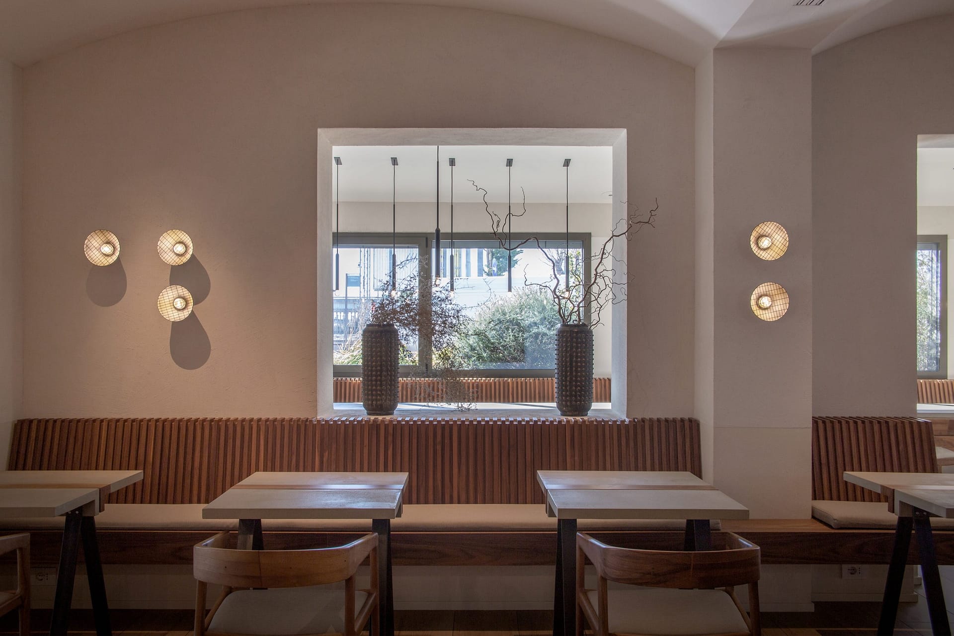 Clay paint TerraSilk Structured Custom color applied to the walls of the Locanda Remare restaurant and hotel in Cesenatico. Project by Francesco Gasperini, photo by Angelo CIccolo