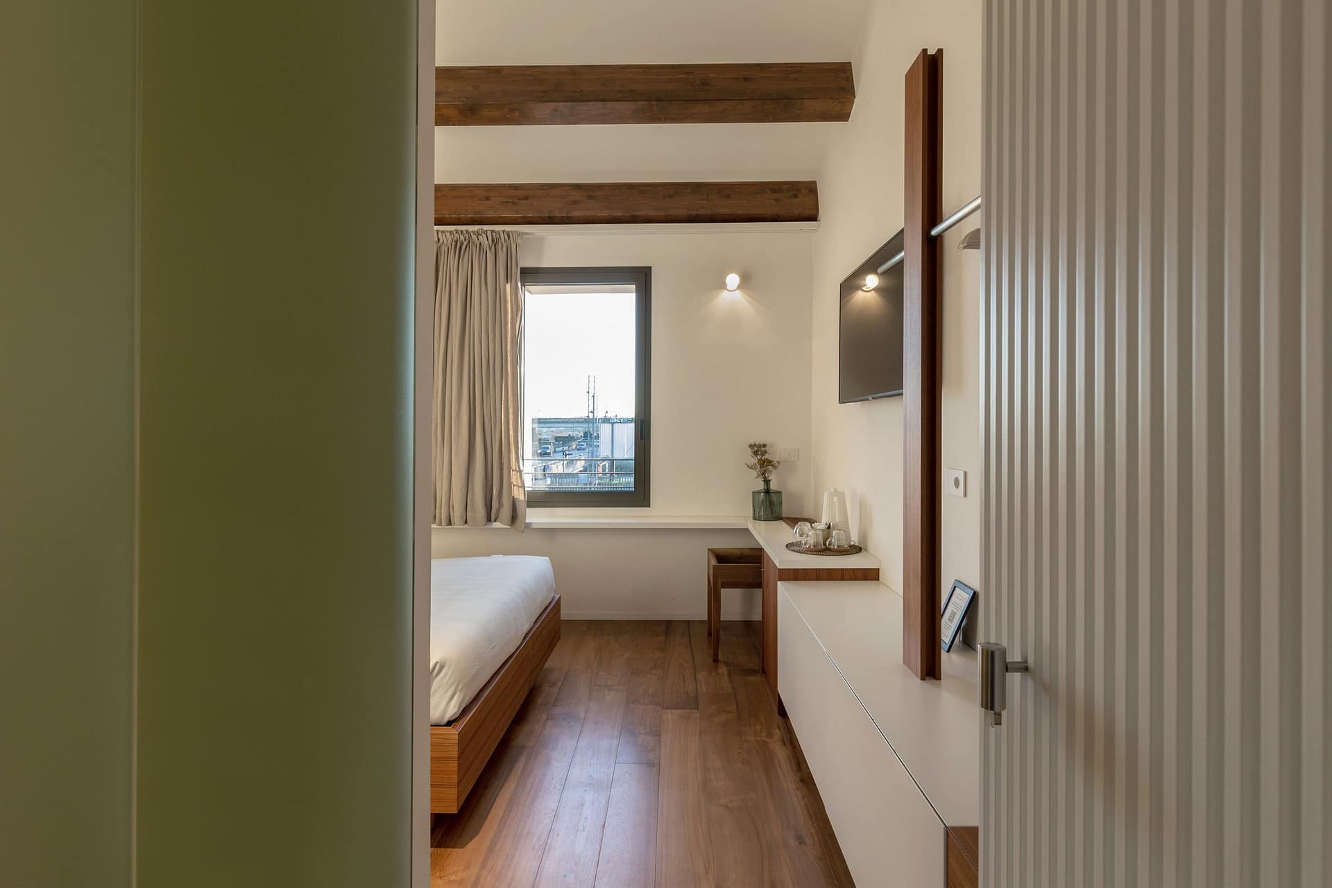 Medium-grained clay plaster TerraVista Structured Fango (mud) color applied to walls in the Locanda Remare hotel in Cesenatico. Project by Francesco Gasperini, photo by Angelo Ciccolo