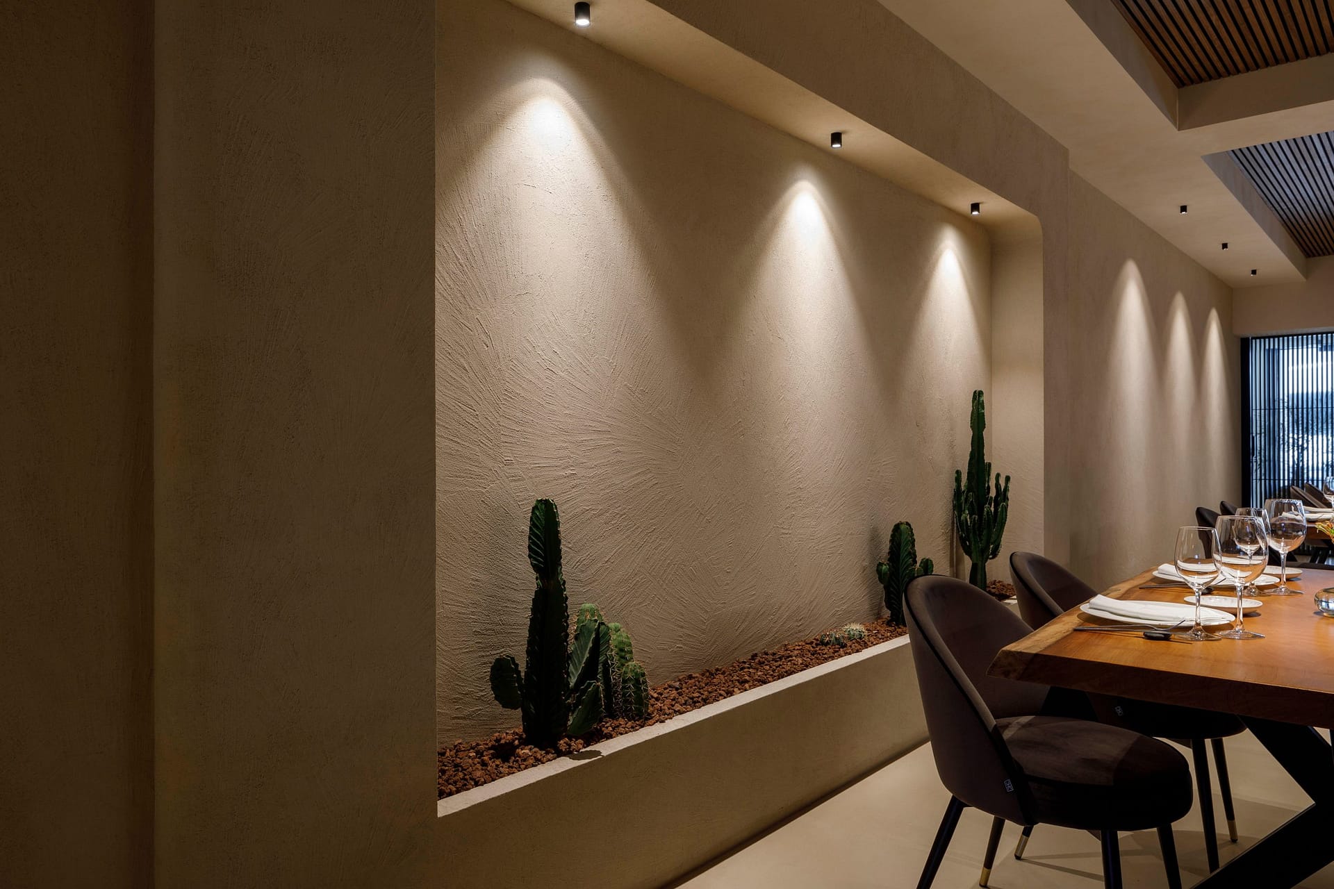 Natural clay finishes for the walls, ceilings and floors of the Alberte Restaurant in Vigo: TerraVista Structured clay finish plaster applied on walls, TerraSilk Structured clay paint on ceilings while TerraFloor Commercial Smooth on floors. All products in Panna (cream) color. Project by Maison Brisset, Photography by Alex Fernandez Photography