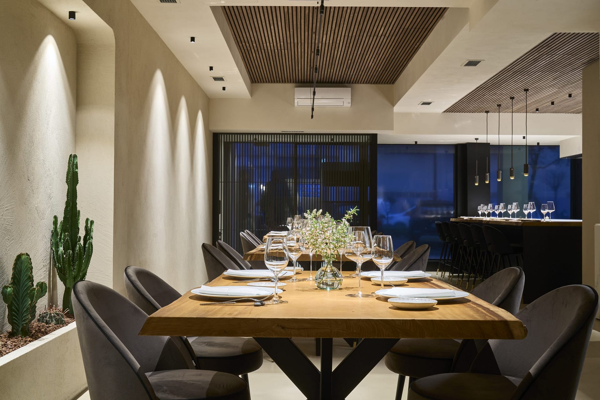 Natural clay finishes for the walls, ceilings and floors of the Alberte Restaurant in Vigo: TerraVista Structured clay finish plaster applied on walls, TerraSilk Structured clay paint on ceilings while TerraFloor Commercial Smooth on floors. All products in Panna (cream) color. Project by Maison Brisset, Photography by Chou Pesqueira