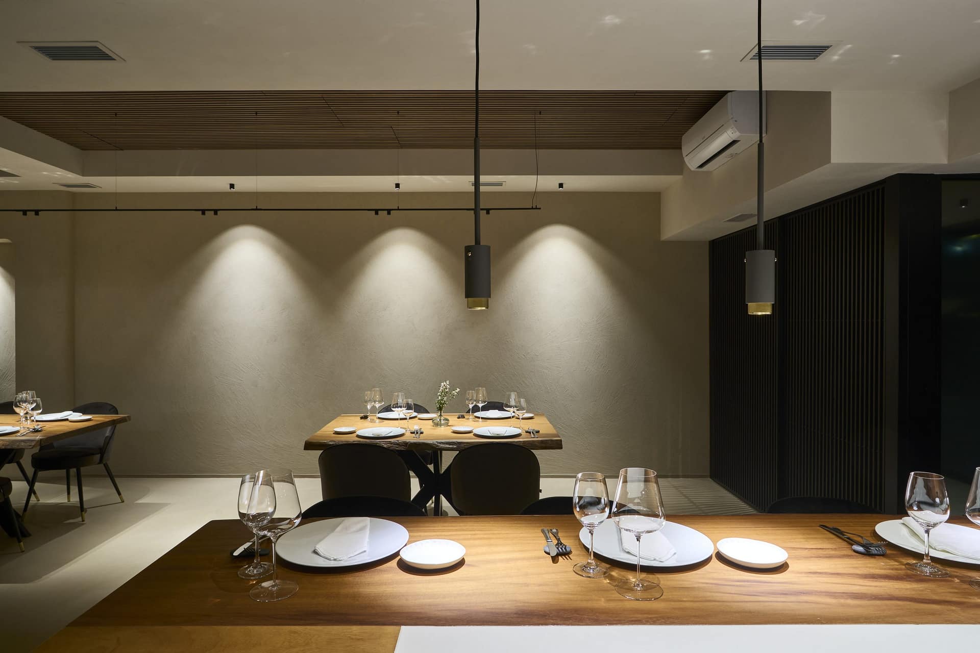 Natural clay finishes for the walls, ceilings and floors of the Alberte Restaurant in Vigo: TerraVista Structured clay finish plaster applied on walls, TerraSilk Structured clay paint on ceilings while TerraFloor Commercial Smooth on floors. All products in Panna (cream) color. Project by Maison Brisset, Photography by Chou Pesqueira
