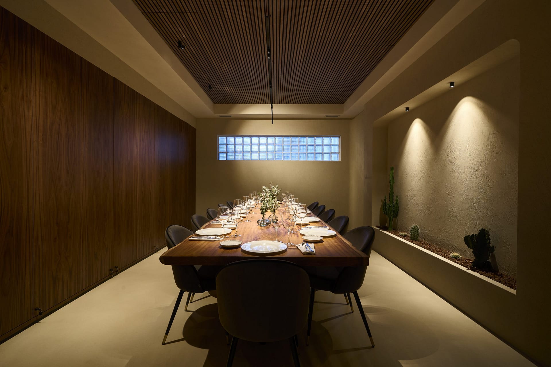 Natural clay finishes for the walls, ceilings and floors of the Alberte Restaurant in Vigo: TerraVista Structured clay finish plaster applied on walls, TerraSilk Structured clay paint on ceilings while TerraFloor Commercial Smooth on floors. All products in Panna (cream) color. Project by Maison Brisset, Photography by Chou Pesqueira