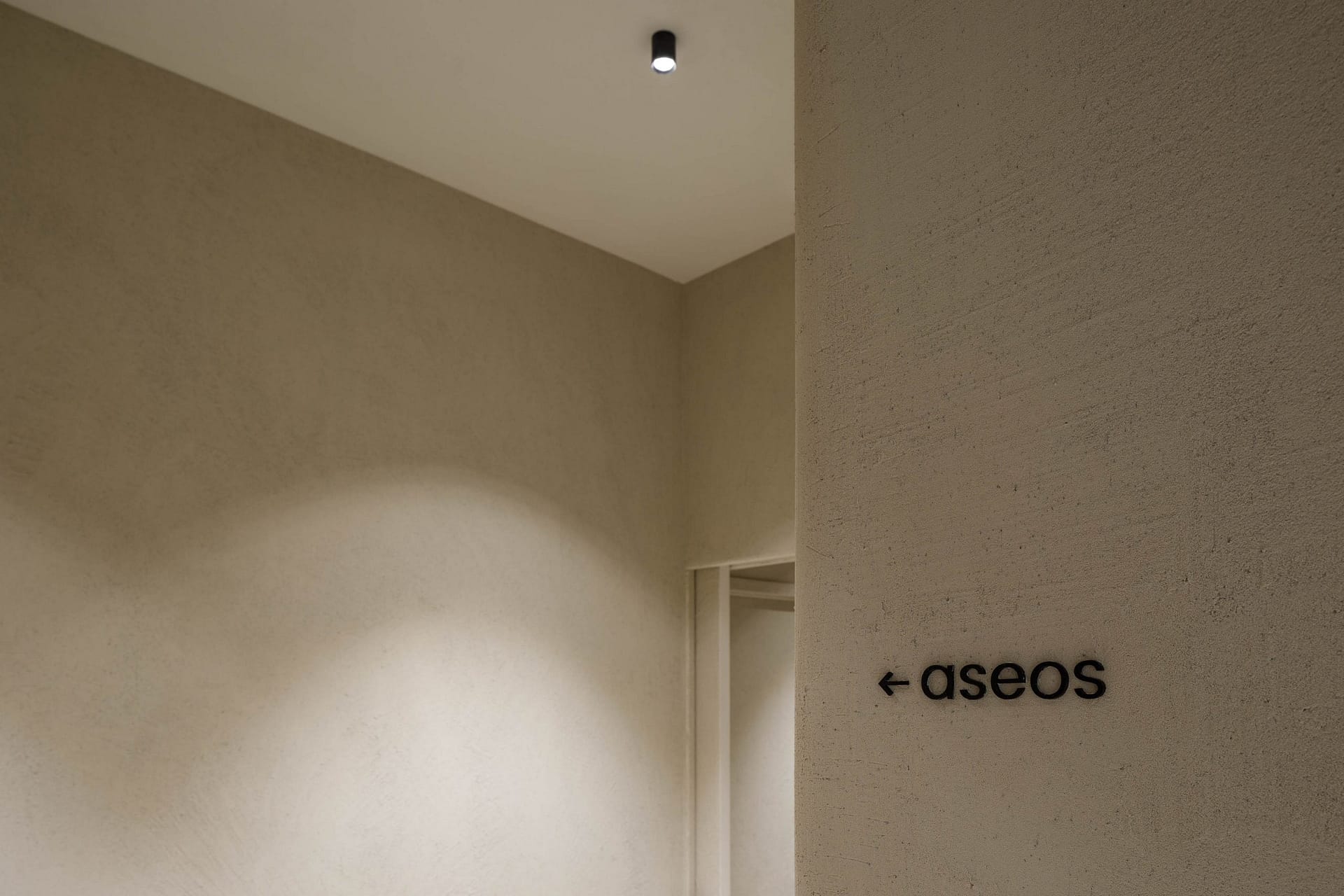 Natural clay finishes for the walls, ceilings and floors of the Alberte Restaurant in Vigo: TerraVista Structured clay finish plaster applied on walls, TerraSilk Structured clay paint on ceilings. All products in Panna (cream) color. Project by Maison Brisset, Photography by Alex Fernandez Photography