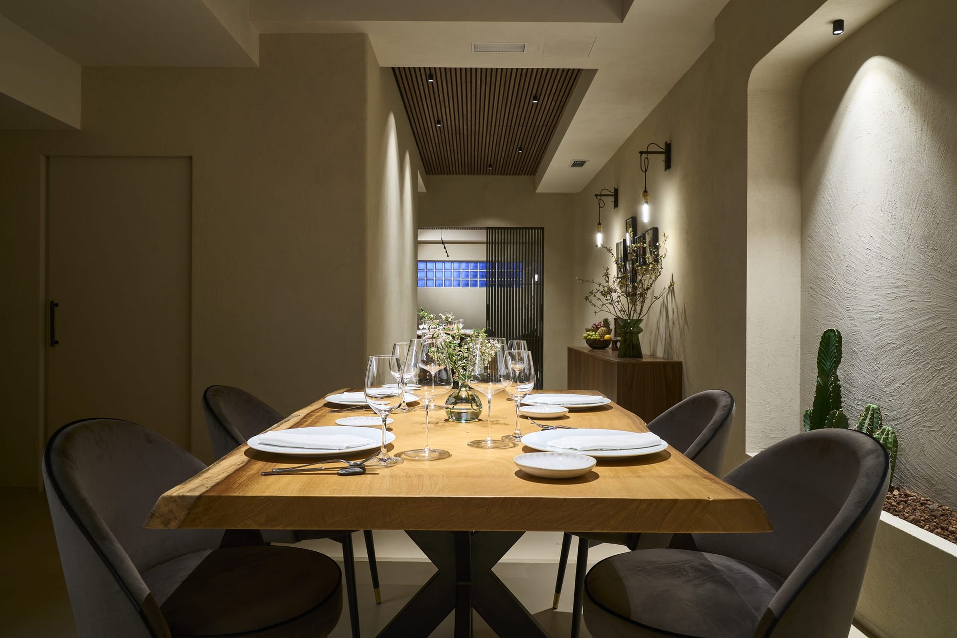 Natural clay finishes for the walls, ceilings and floors of the Alberte Restaurant in Vigo: TerraVista Structured clay finish plaster applied on walls, TerraSilk Structured clay paint on ceilings while TerraFloor Commercial Smooth on floors. All products in Panna (cream) color. Project by Maison Brisset, Photography by Chou Pesqueira