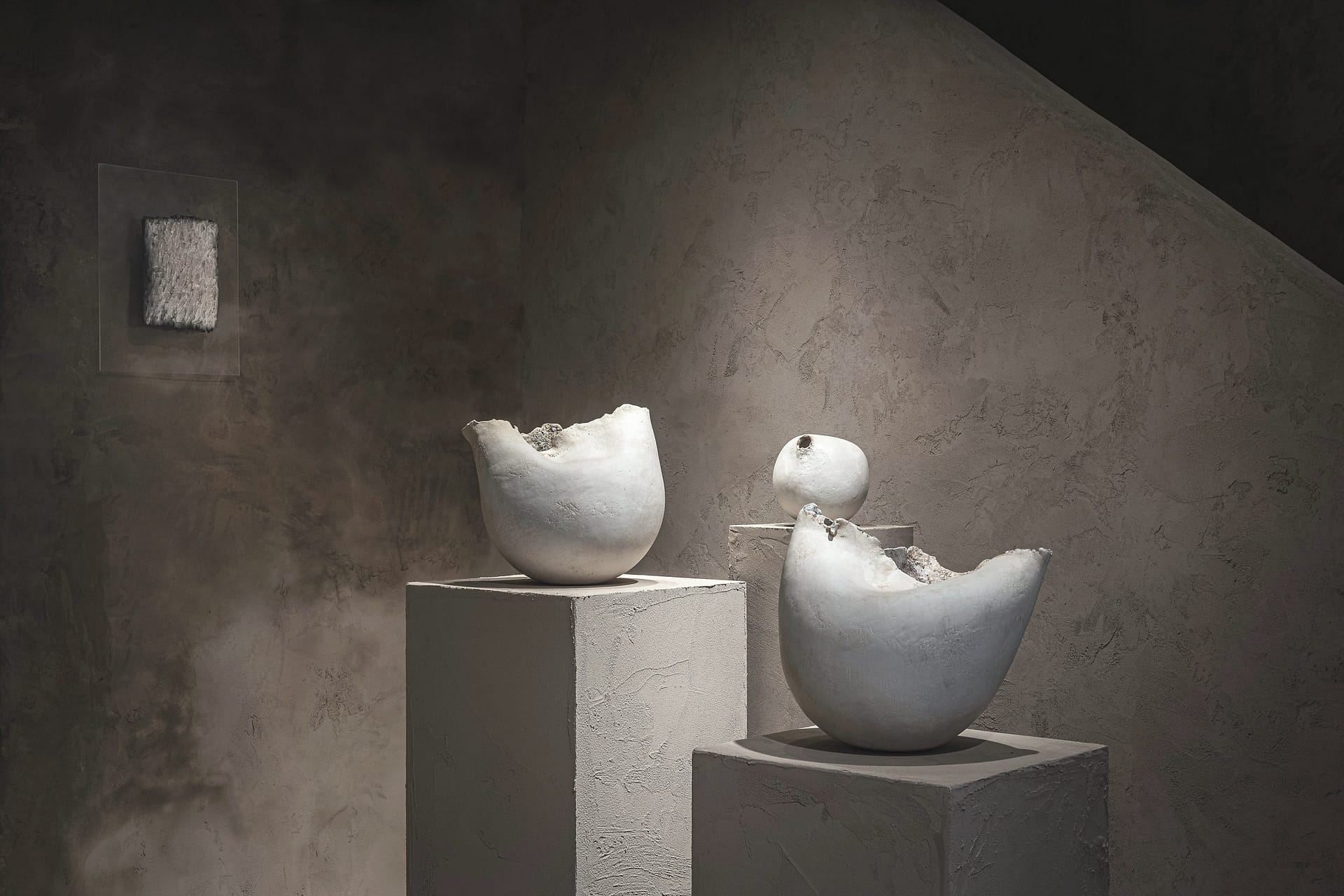 Fine-grained clay finishing plaster TerraVista Smooth Panna (cream) color and coarse-grained raw earth plaster MultiTerra Wabi Polvere and Sale Grigio (dust and gray salt) colors, all applied to the walls of Kalpa Art Gallery in the Bonomini palace in Volterra. Project by Olga Niescier, Photography by Simone Stanislai, courtesy of Kalpa