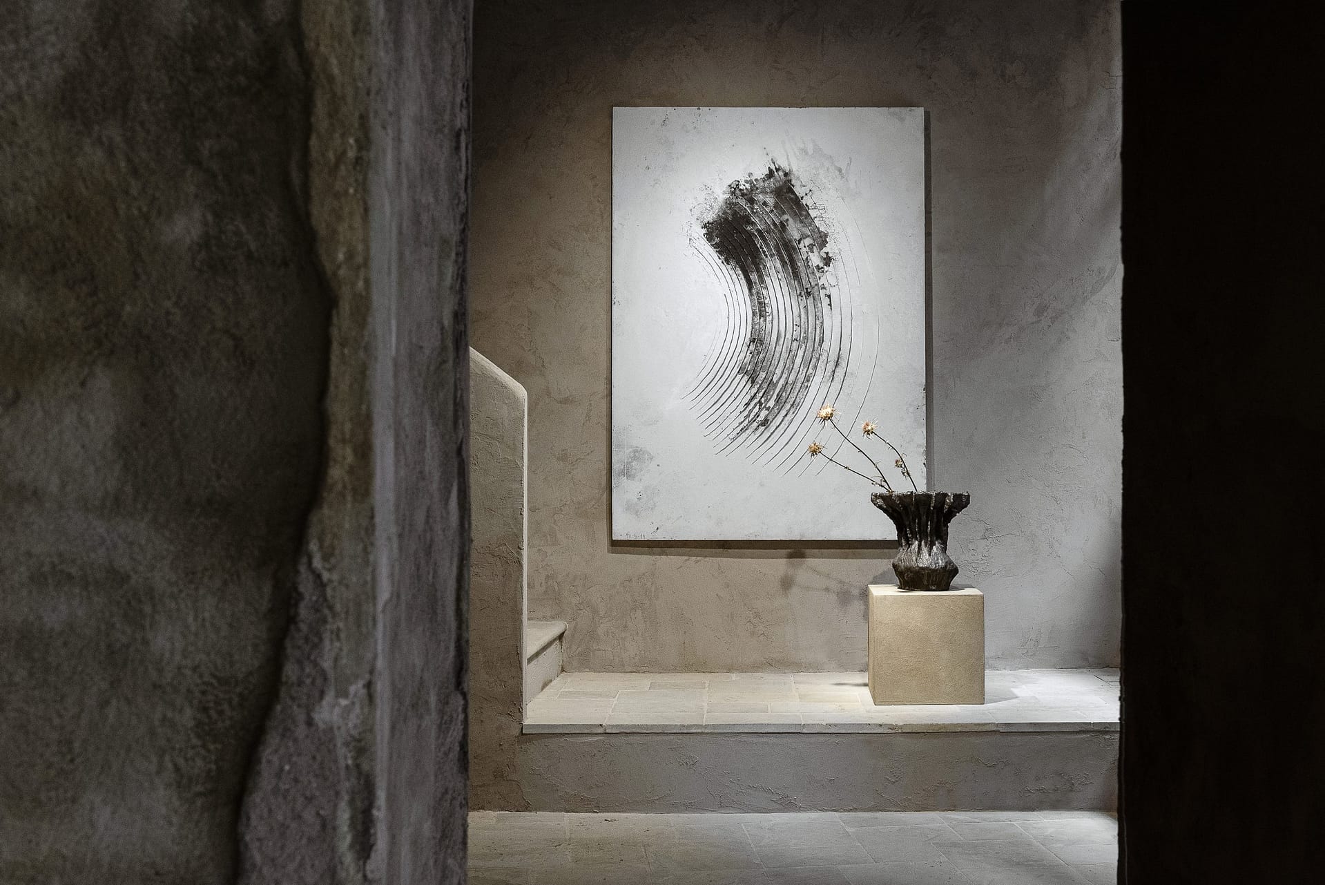 Fine-grained clay finishing plaster TerraVista Smooth Panna (cream) color and coarse-grained raw earth plaster MultiTerra Wabi Polvere and Sale Grigio (dust and gray salt) colors, all applied to the walls of Kalpa Art Gallery in the Bonomini palace in Volterra. Project by Olga Niescier, Photography by Simone Stanislai, courtesy of Kalpa