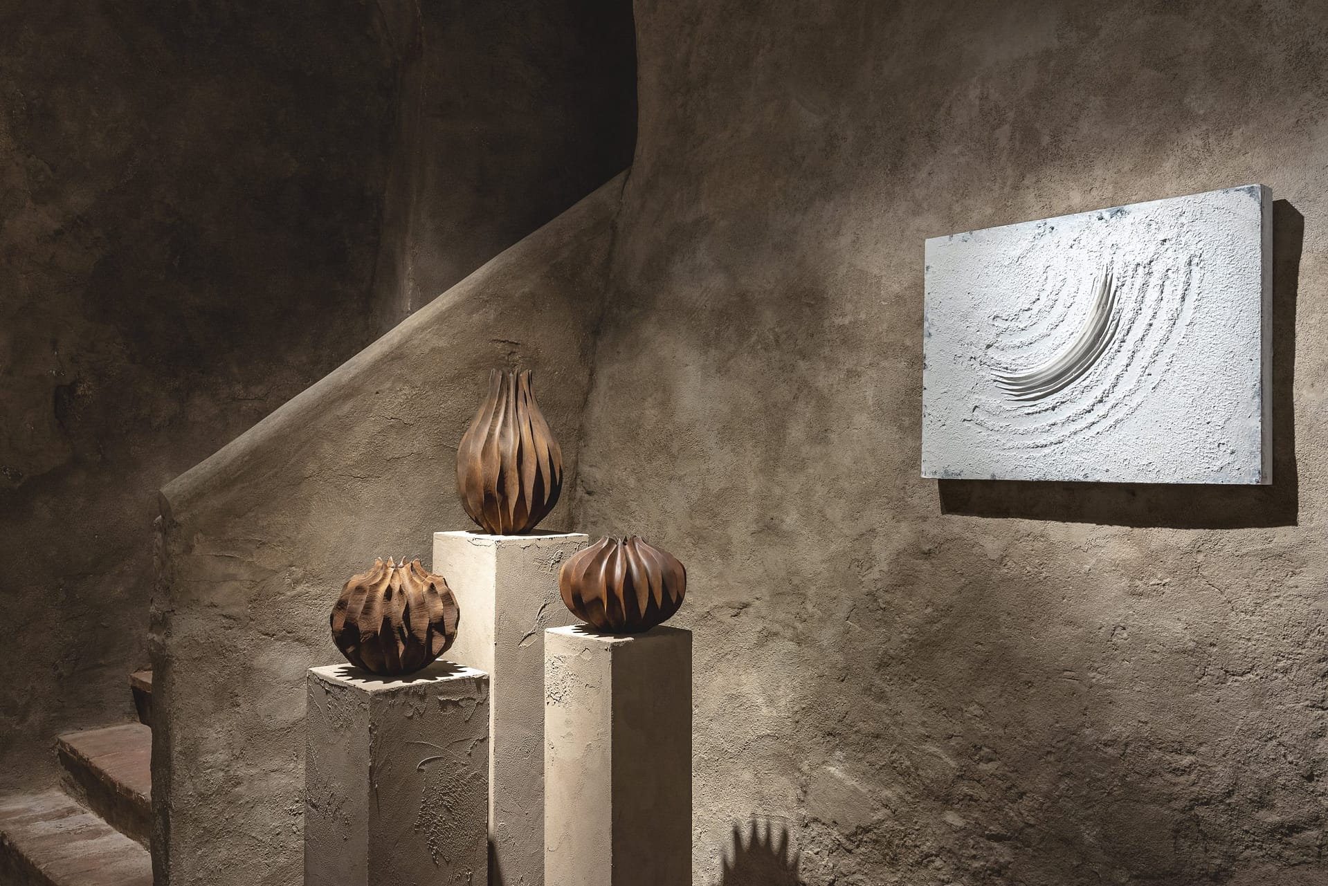 Fine-grained clay finishing plaster TerraVista Smooth Panna (cream) color and coarse-grained raw earth plaster MultiTerra Wabi Polvere and Sale Grigio (dust and gray salt) colors, all applied to the walls of Kalpa Art Gallery in the Bonomini palace in Volterra. Project by Olga Niescier, Photography by Simone Stanislai, courtesy of Kalpa