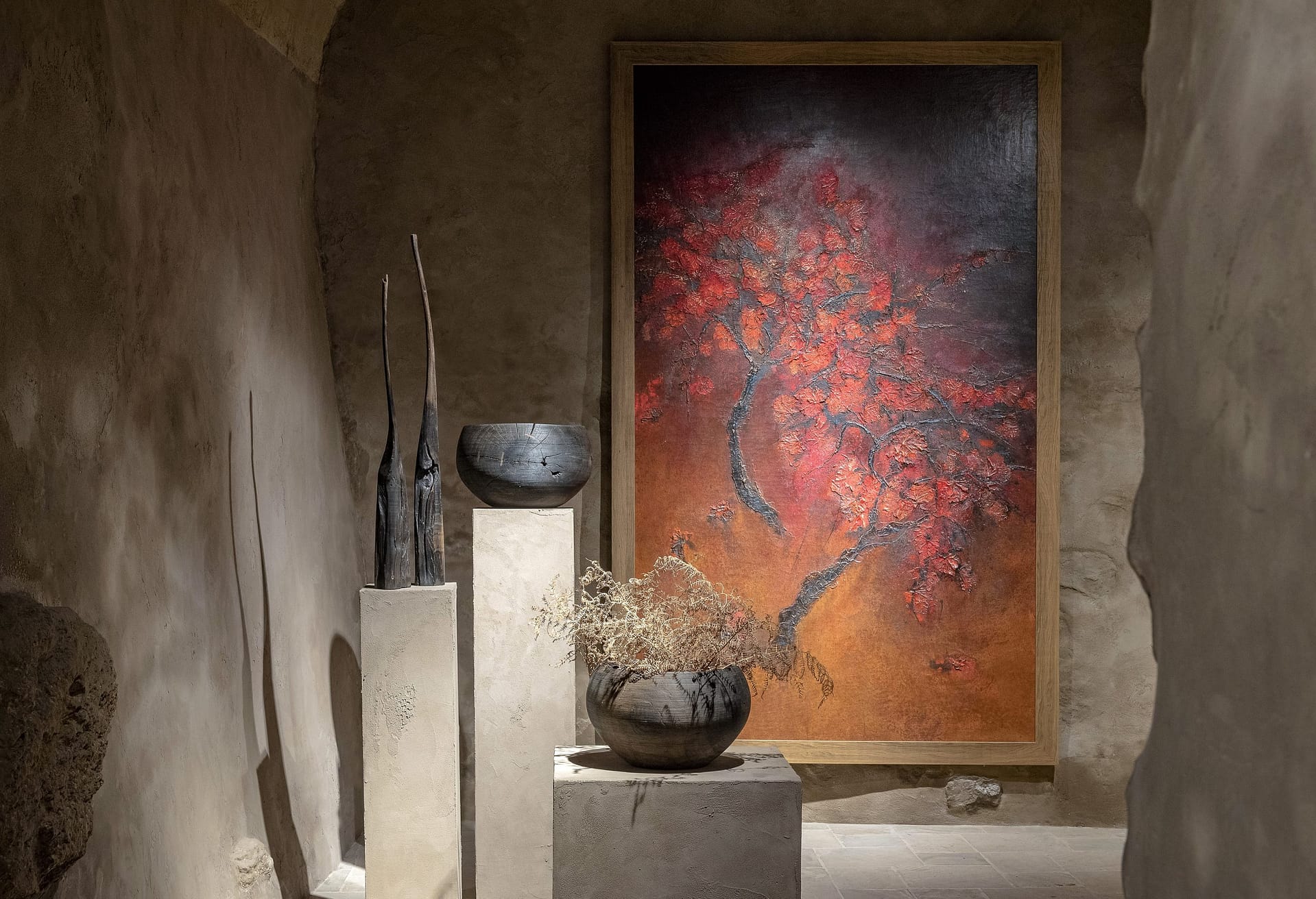 Fine-grained clay finishing plaster TerraVista Smooth Panna (cream) color and coarse-grained raw earth plaster MultiTerra Wabi Polvere and Sale Grigio (dust and gray salt) colors, all applied to the walls of Kalpa Art Gallery in the Bonomini palace in Volterra. Project by Olga Niescier, Photography by Simone Stanislai, courtesy of Kalpa