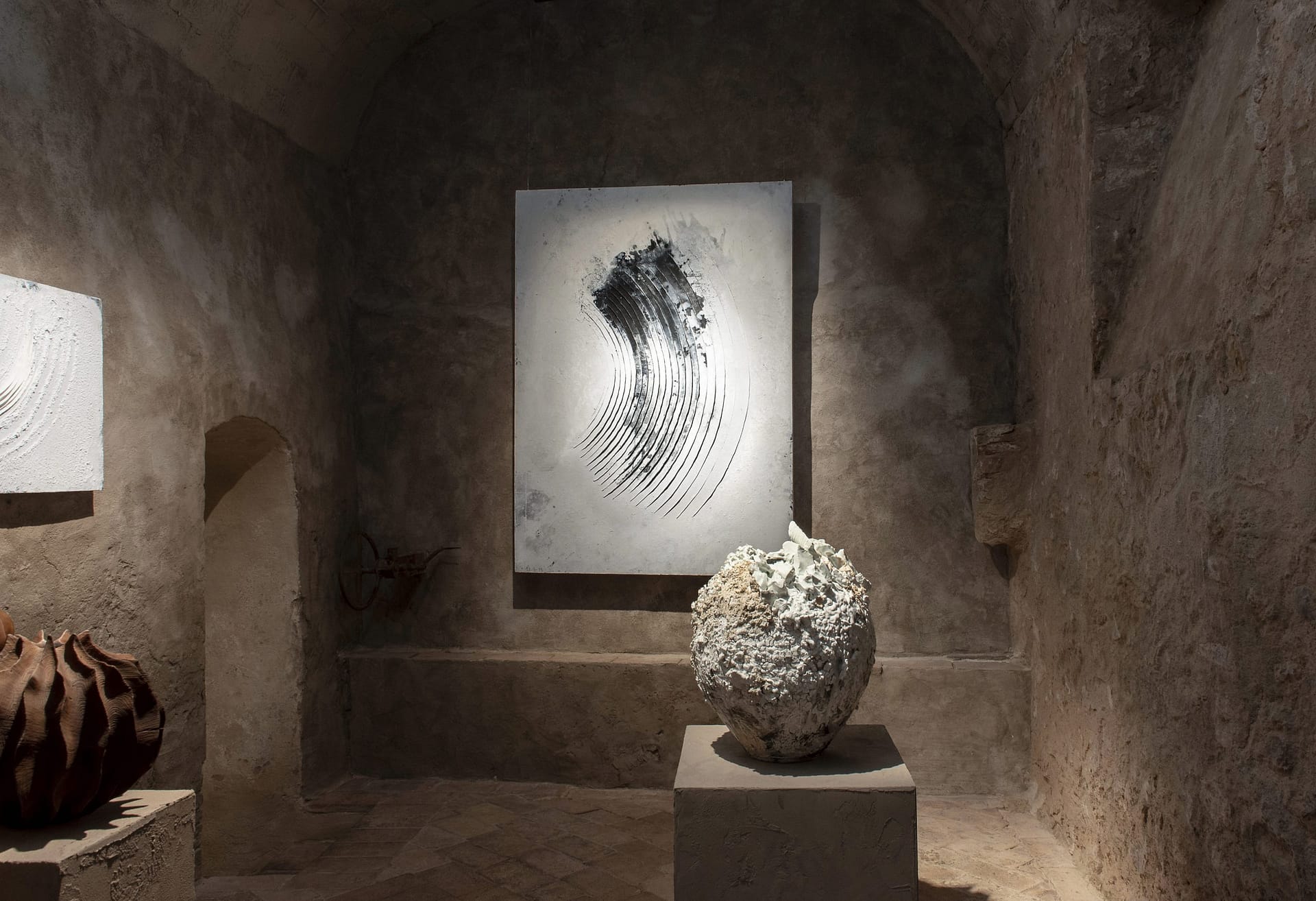 Fine-grained clay finishing plaster TerraVista Smooth Panna (cream) color and coarse-grained raw earth plaster MultiTerra Wabi Polvere and Sale Grigio (dust and gray salt) colors, all applied to the walls of Kalpa Art Gallery in the Bonomini palace in Volterra. Project by Olga Niescier, Photography by Simone Stanislai, courtesy of Kalpa