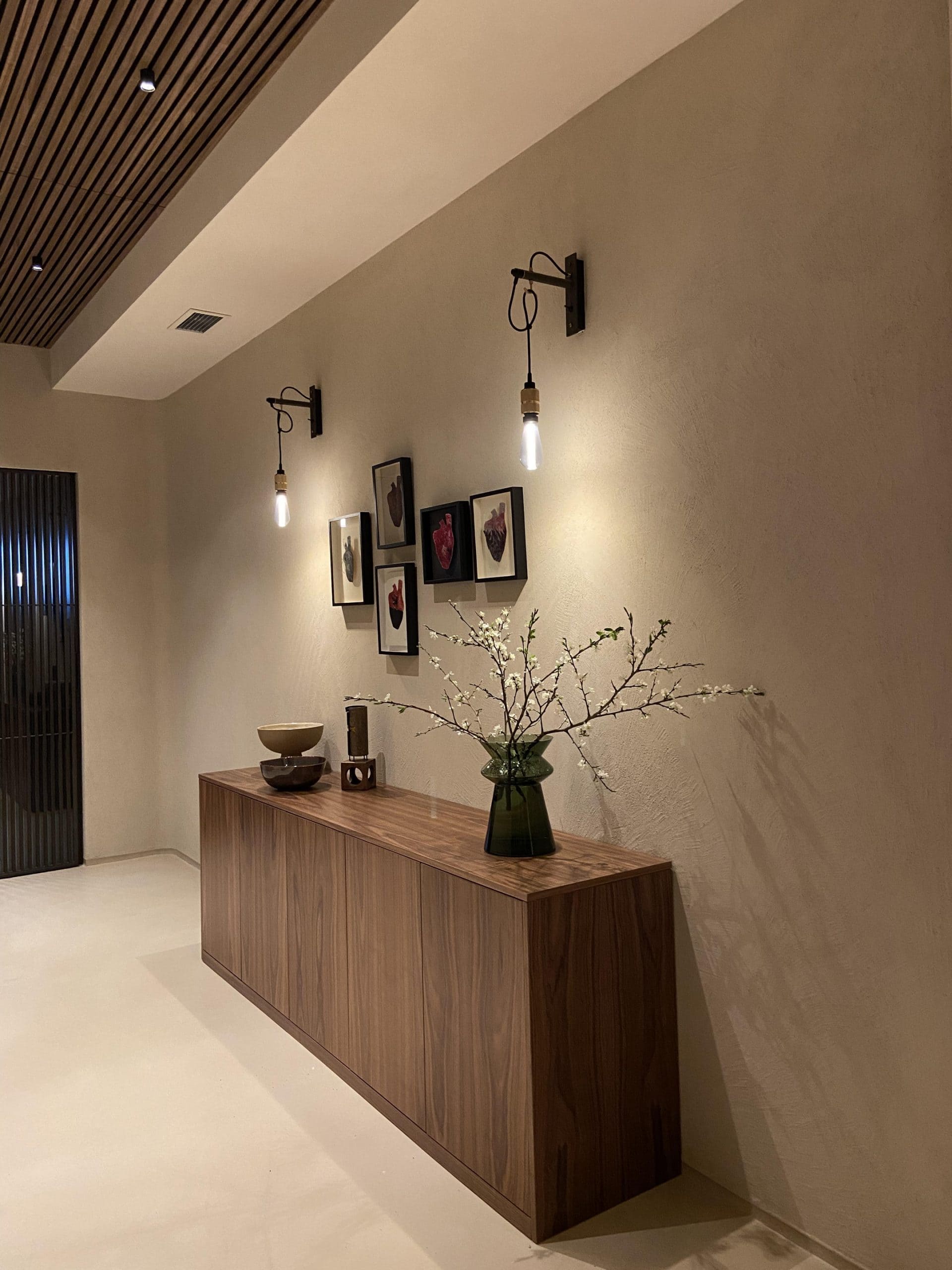 Natural clay finishes for the walls, ceilings and floors of the Alberte Restaurant in Vigo: TerraVista Structured clay finish plaster applied on walls, TerraSilk Structured clay paint on ceilings while TerraFloor Commercial Smooth on floors. All products in Panna (cream) color. Project by Maison Brisset, Photography by Alex Fernandez Photography, Chou Pesqueira et al.